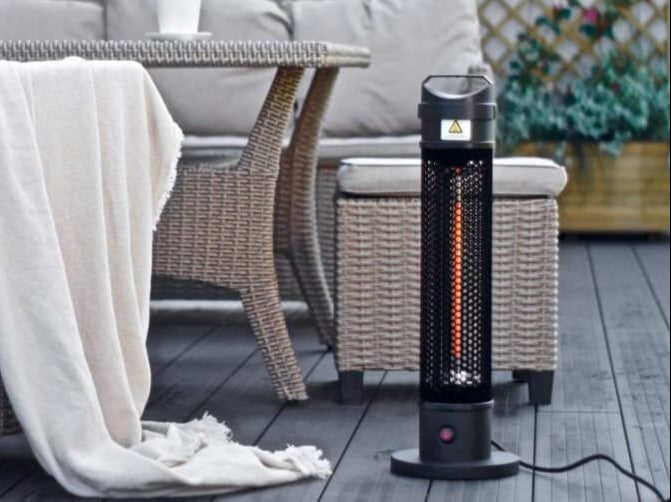 ecoQ Sole 360° Heizstrahler in Schwarz, 1000 Watt, mobil einsetzbar für drinnen und draussen.