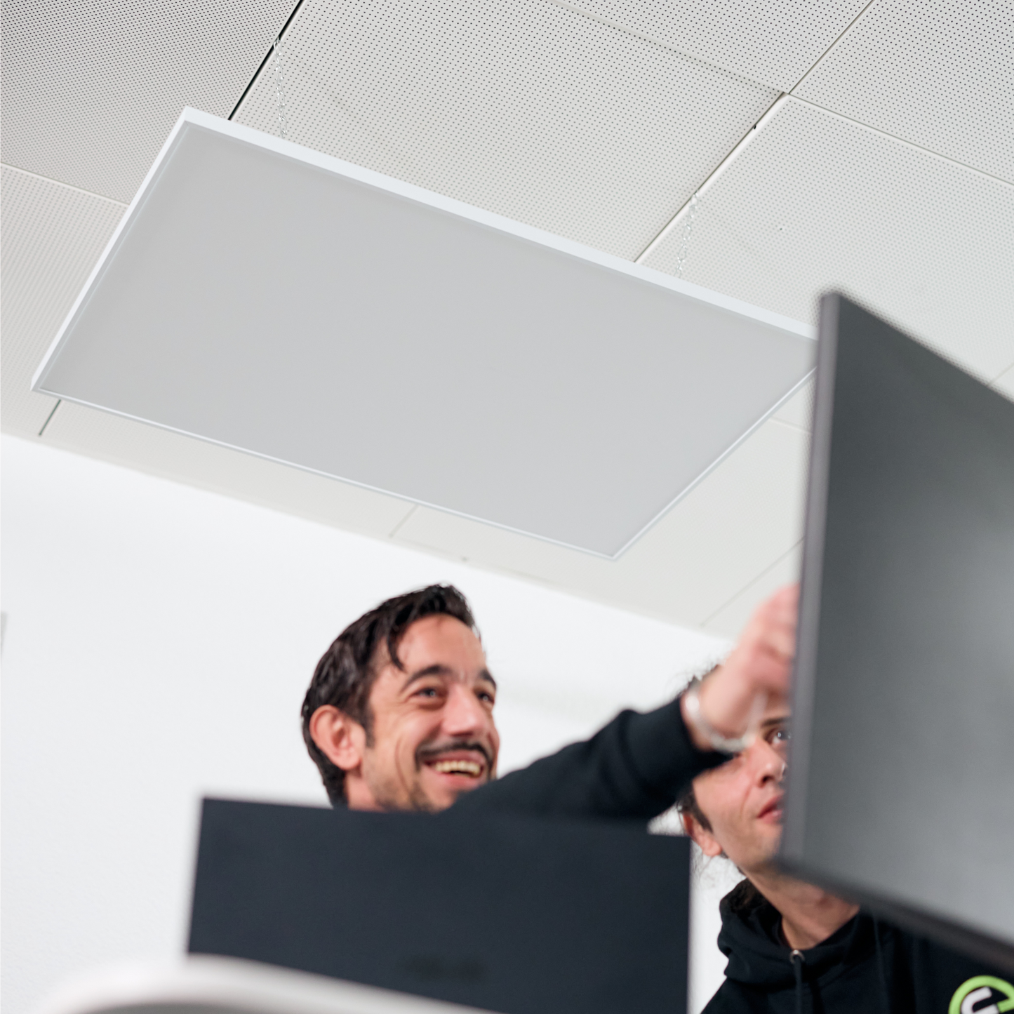 ecoheat Basic Deckenmontage Set für Infrarotheizungen - abgehängte Installation in modernen Räumen.