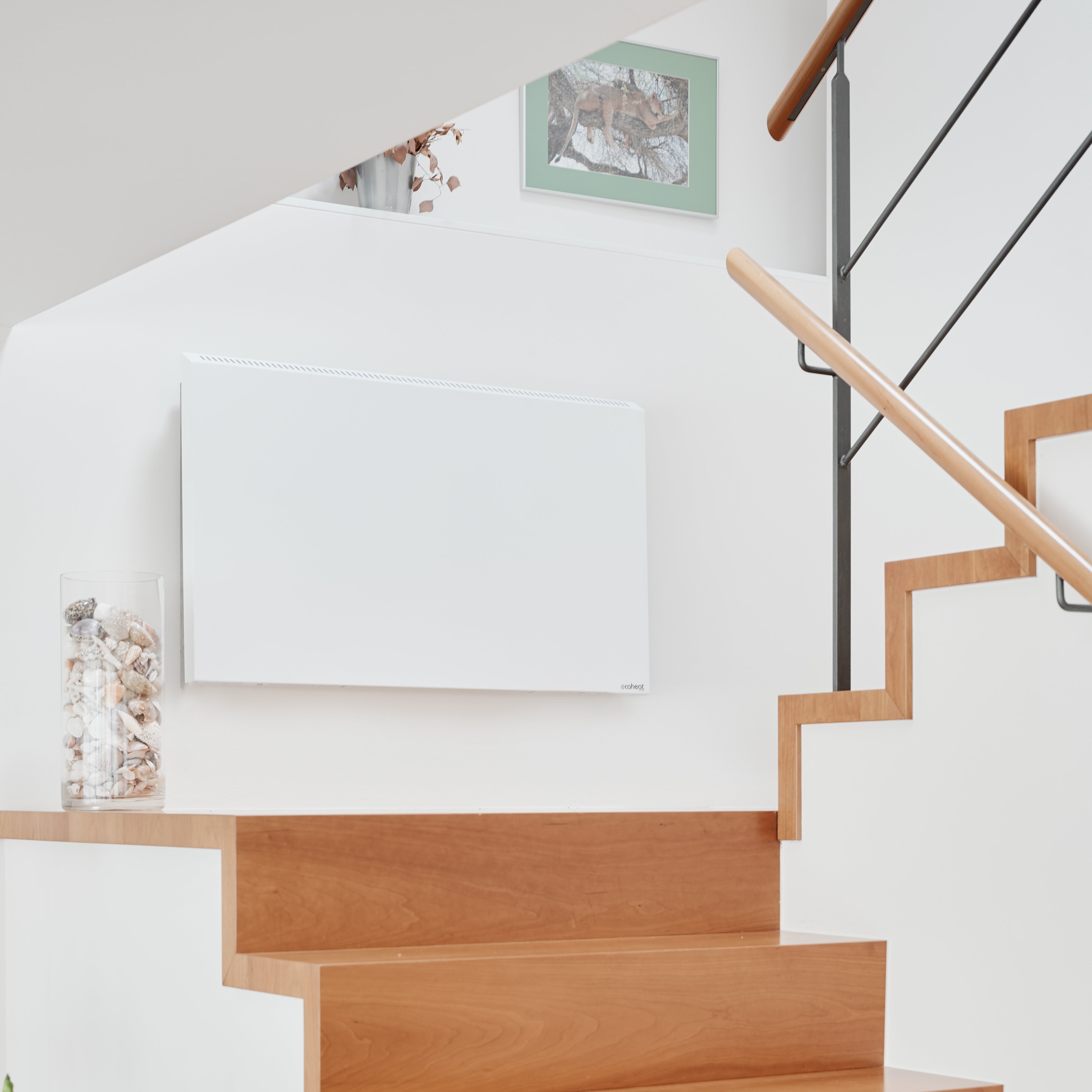 ecoheat infrorheizung montiert an Wand in einem stylischen Treppenaufgang