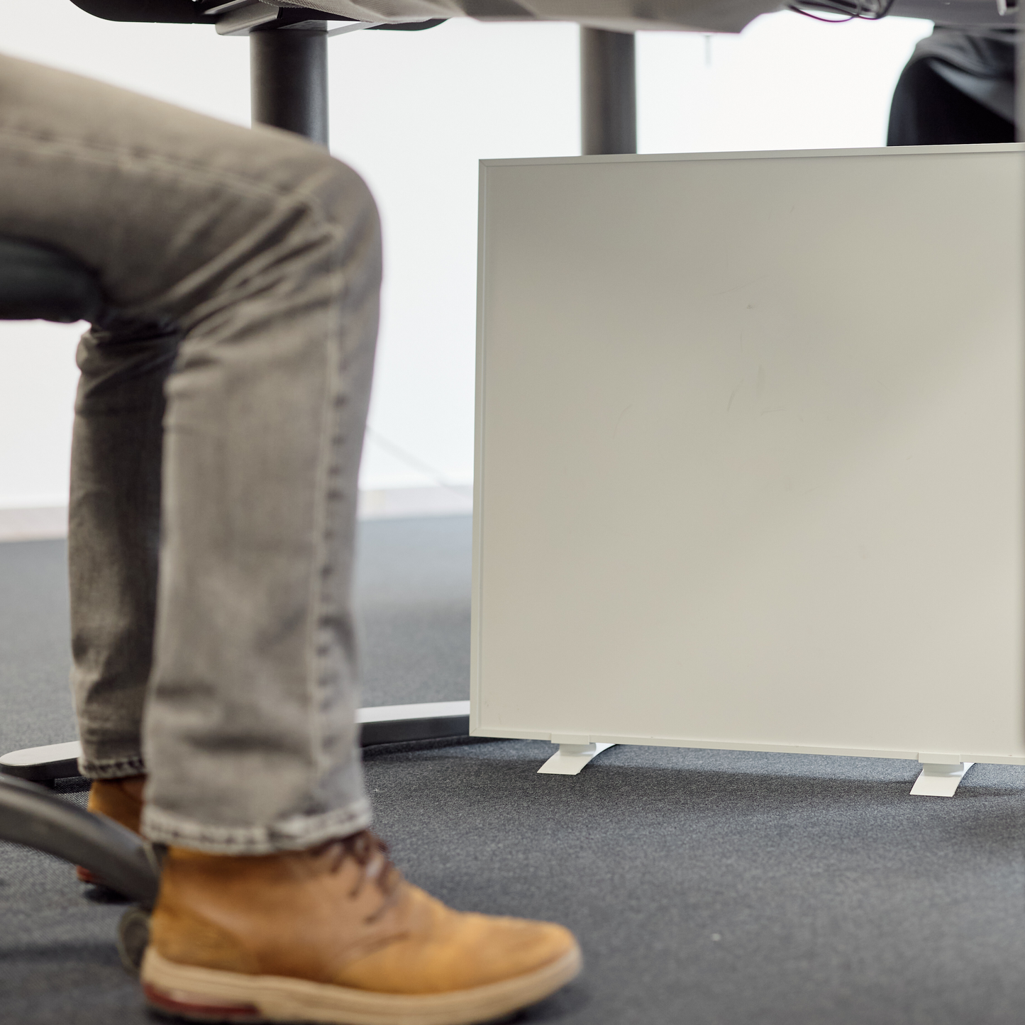 Standfüsse aus eloxiertem Aluminium für ecoheat Basic Infrarotheizungen, edles Design.