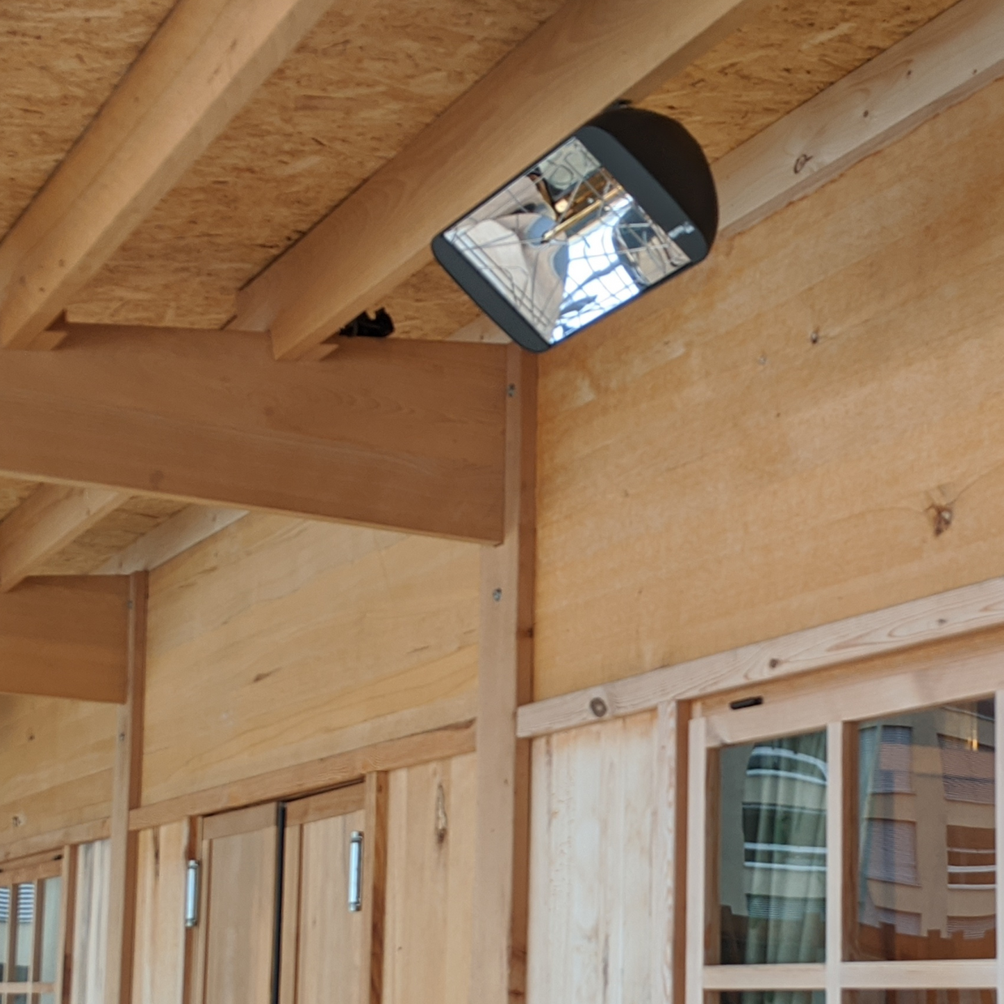 Amber Light Heizstrahler Heliosa 66 in Anthrazit – starke Infrarotwärme, blendfrei und wetterfest für Aussenbereiche