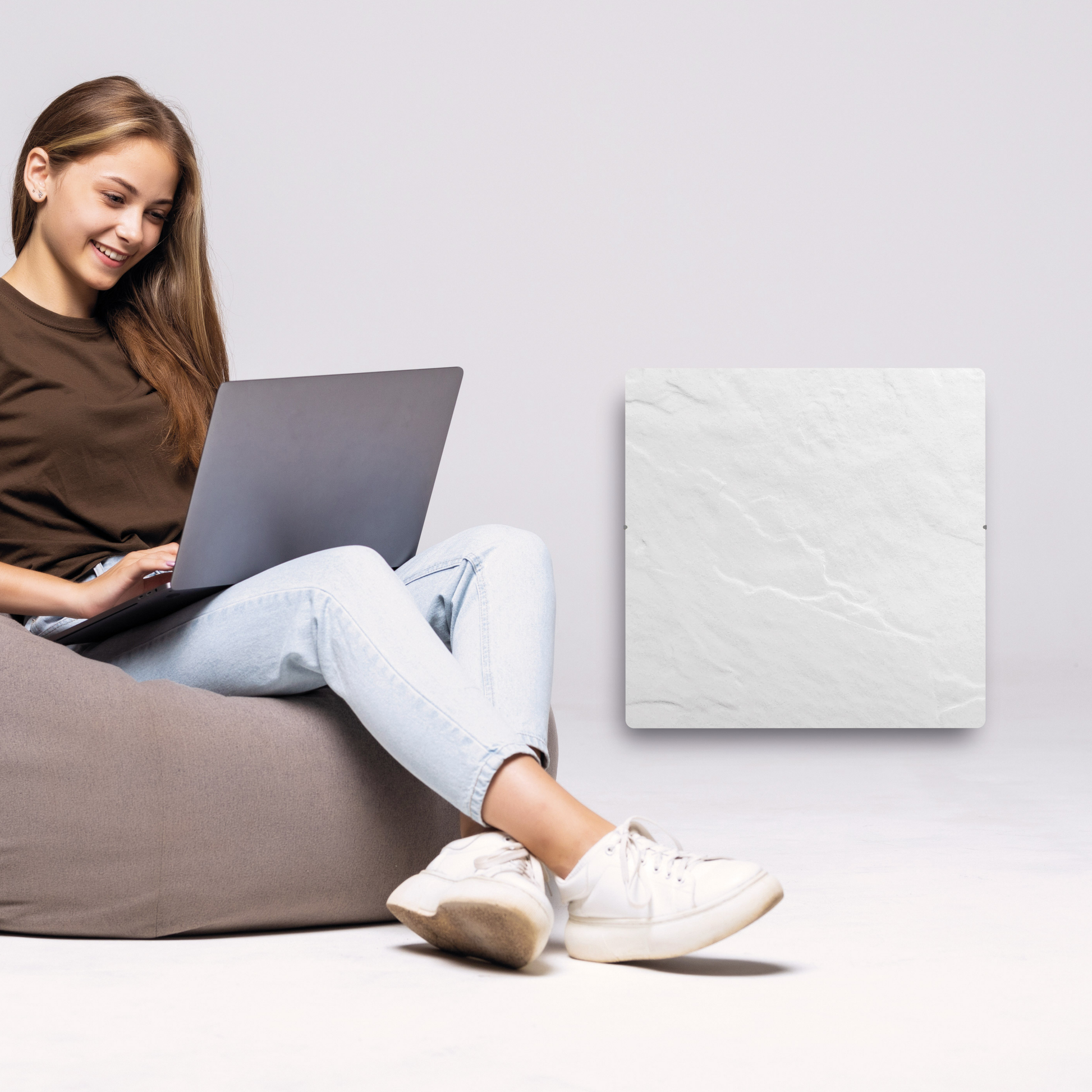 Hybridheizung Climastar Avant mit programmierbarem Thermostat und Wifi, 800 W, 50 x 50 cm, Steinoberfläche.