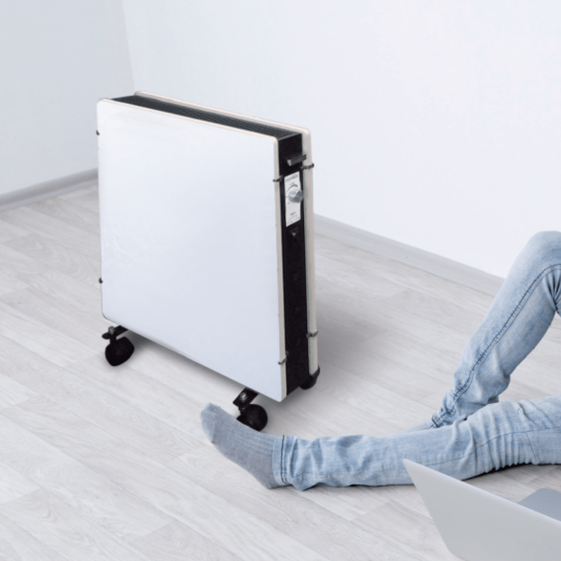 Climastar Optimax in Weiss mit Aluminiumgriff, 56 cm hoch, flexible Infrarotheizung für mobilen Einsatz.