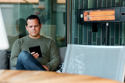 ecoQ Sole 2000 Heizstrahler für drinnen und draussen, Infrarotwärme, 2000 W, mit Fernbedienung, schwarzes Design.