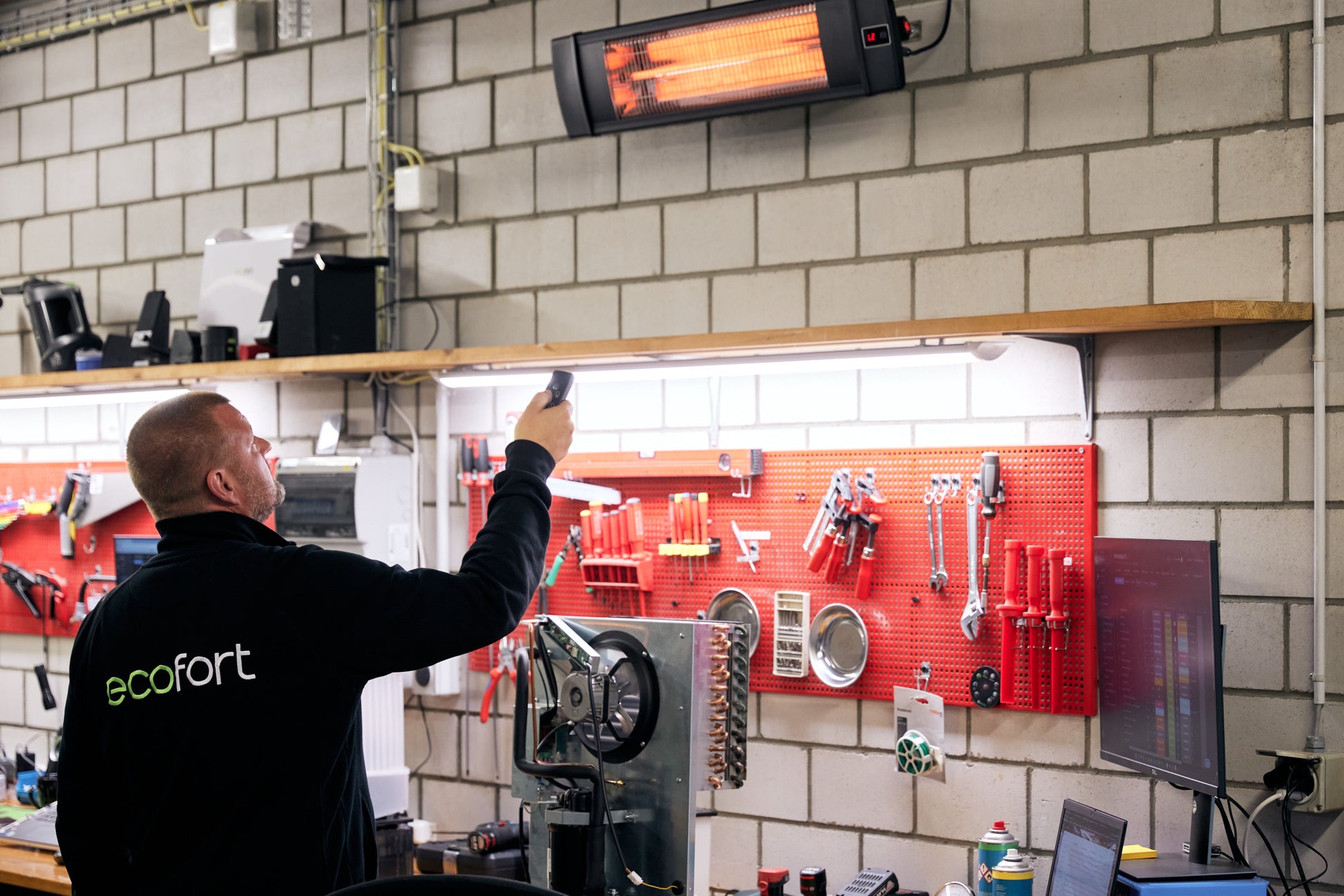 Infrarot-Heizstrahler ecoQ Sole 2000, mobil und flexibel für Innen- und Aussenbereiche.