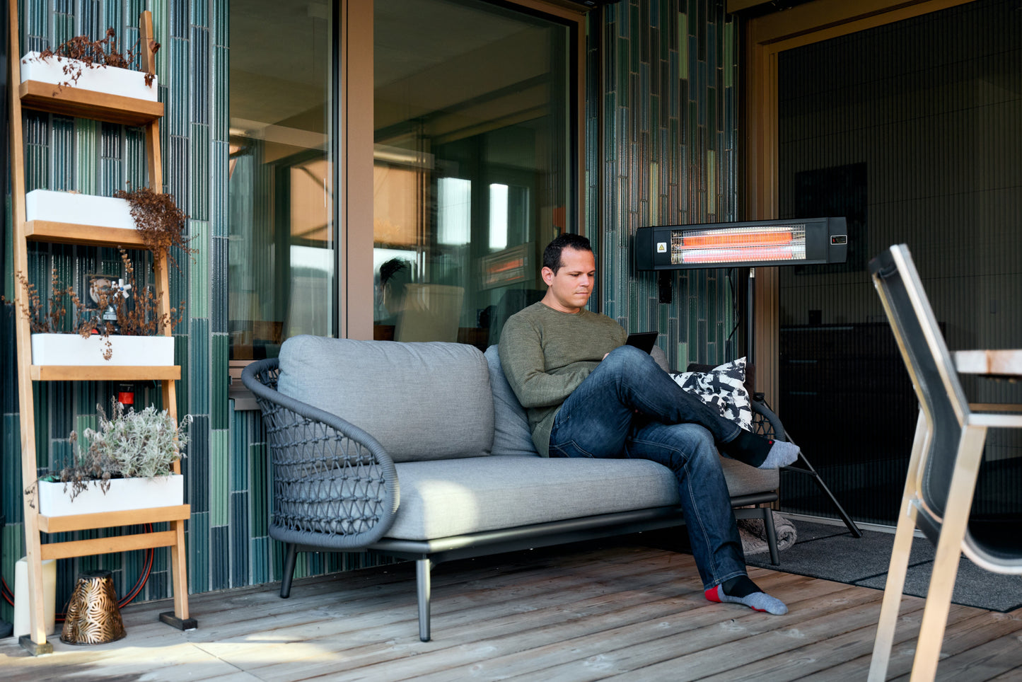 ecoQ Sole 2000 Infrarotstrahler für drinnen und draussen mit 2000 Watt Leistung und Fernbedienung.