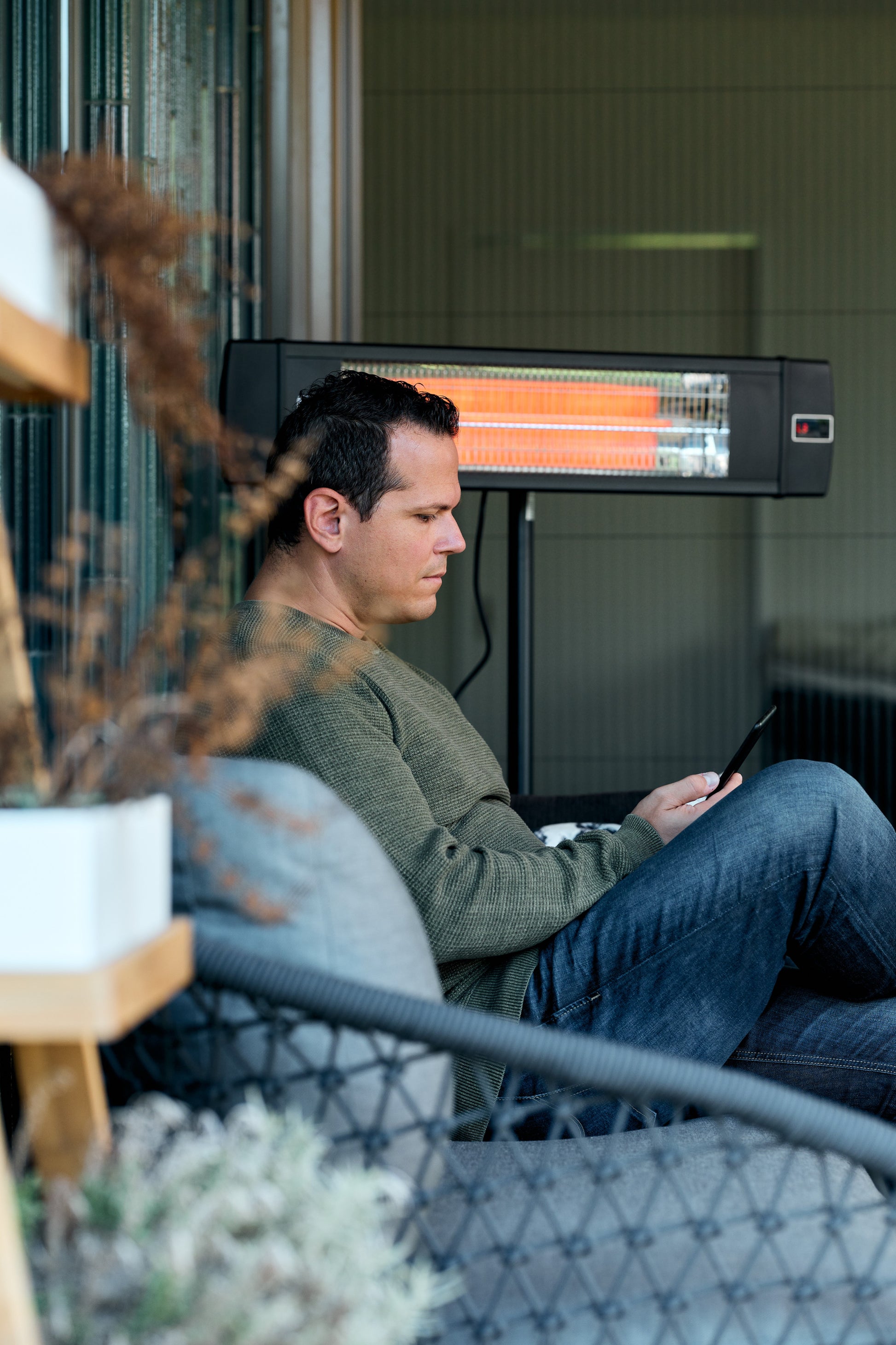 Infrarot-Heizstrahler ecoQ Sole 2000 in stilvollem Schwarz, geeignet für Innen- und Aussenbereiche.