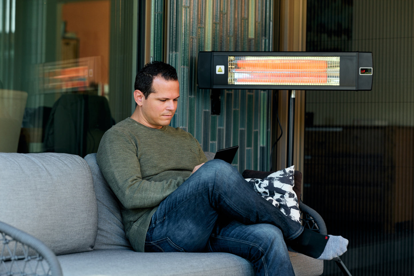 ecoQ Sole 2000 Infrarot Heizstrahler für Innen- und Aussenbereiche mit 2000 Watt Leistung und Fernbedienung.