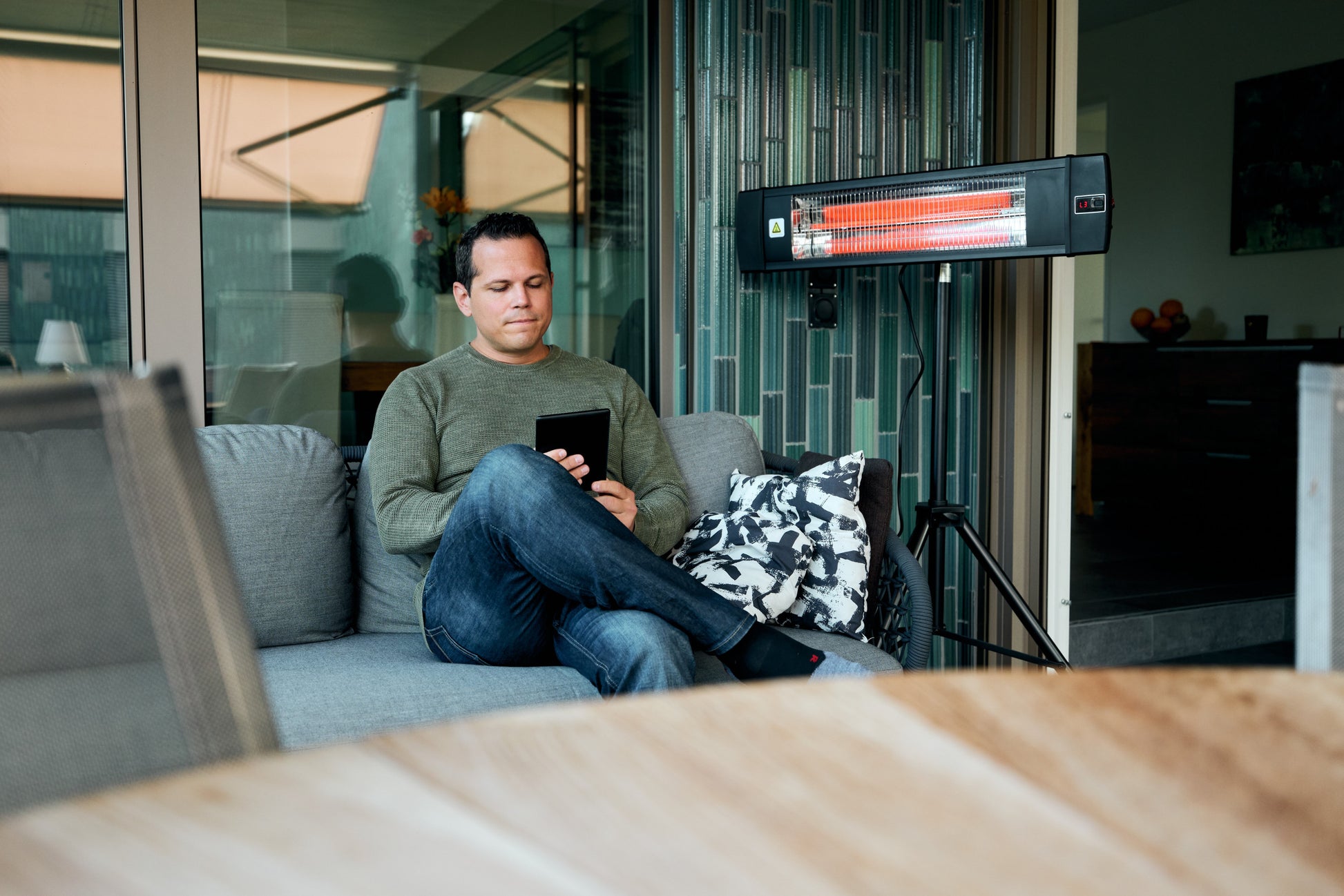 ecoQ Sole 2000 Infrarot-Heizstrahler für Innen und Aussen mit Fernbedienung, 2000 Watt Leistung, schickes Design.