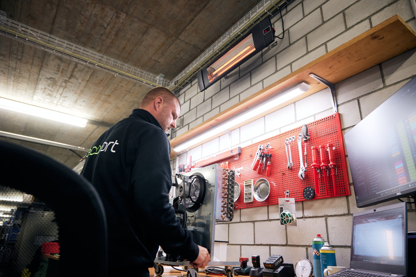 ecoQ Sole 2000 Infrarot-Heizstrahler für Innen- und Aussenbereich, mit 2000 Watt Leistung, inkl. Fernbedienung.