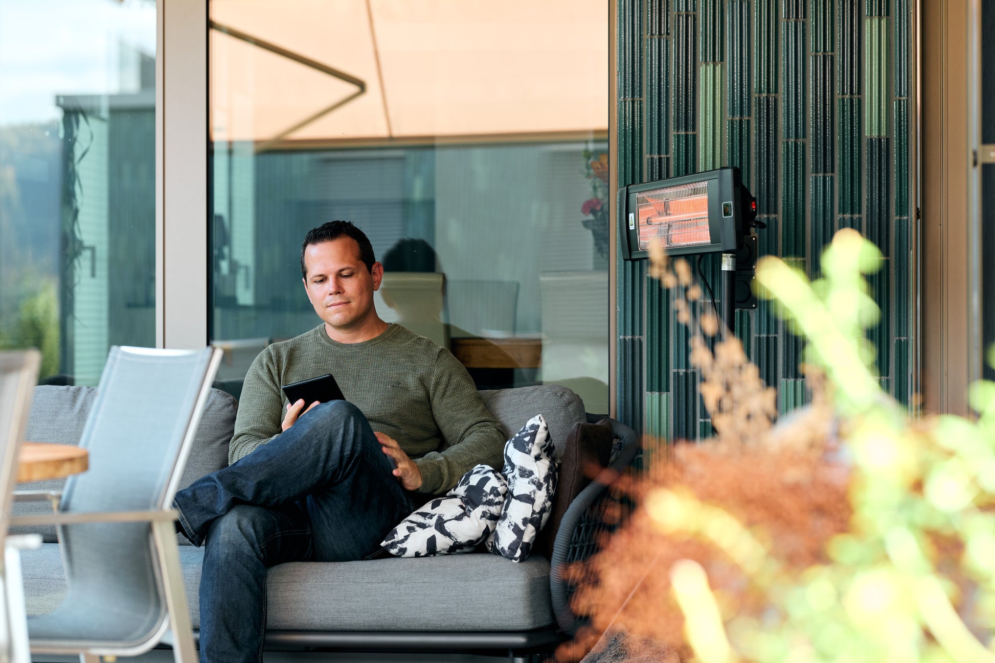 ecoQ Sole 2000 Infrarot-Heizstrahler in Schwarz, für Innen und Aussen geeignet, mit 2000 Watt Heizleistung.