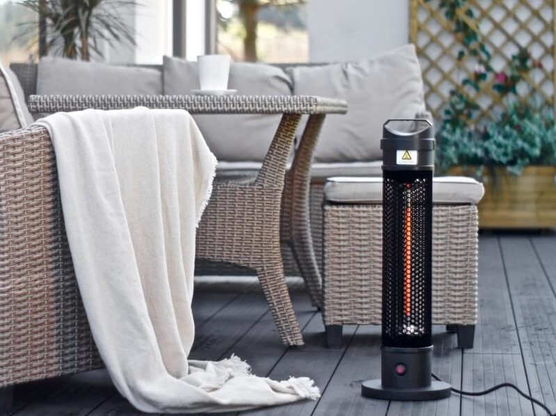 ecoQ Sole 360° Heizstrahler in Schwarz, 1000 Watt, mobil einsetzbar für drinnen und draussen.