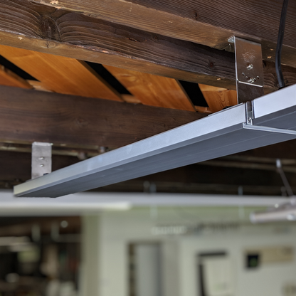 ecoheat HeatBAR comfort+ 2600 Watt Infrarot-Wärmestrahler an der Wand, mit Fernbedienung, IP65 Schutz.