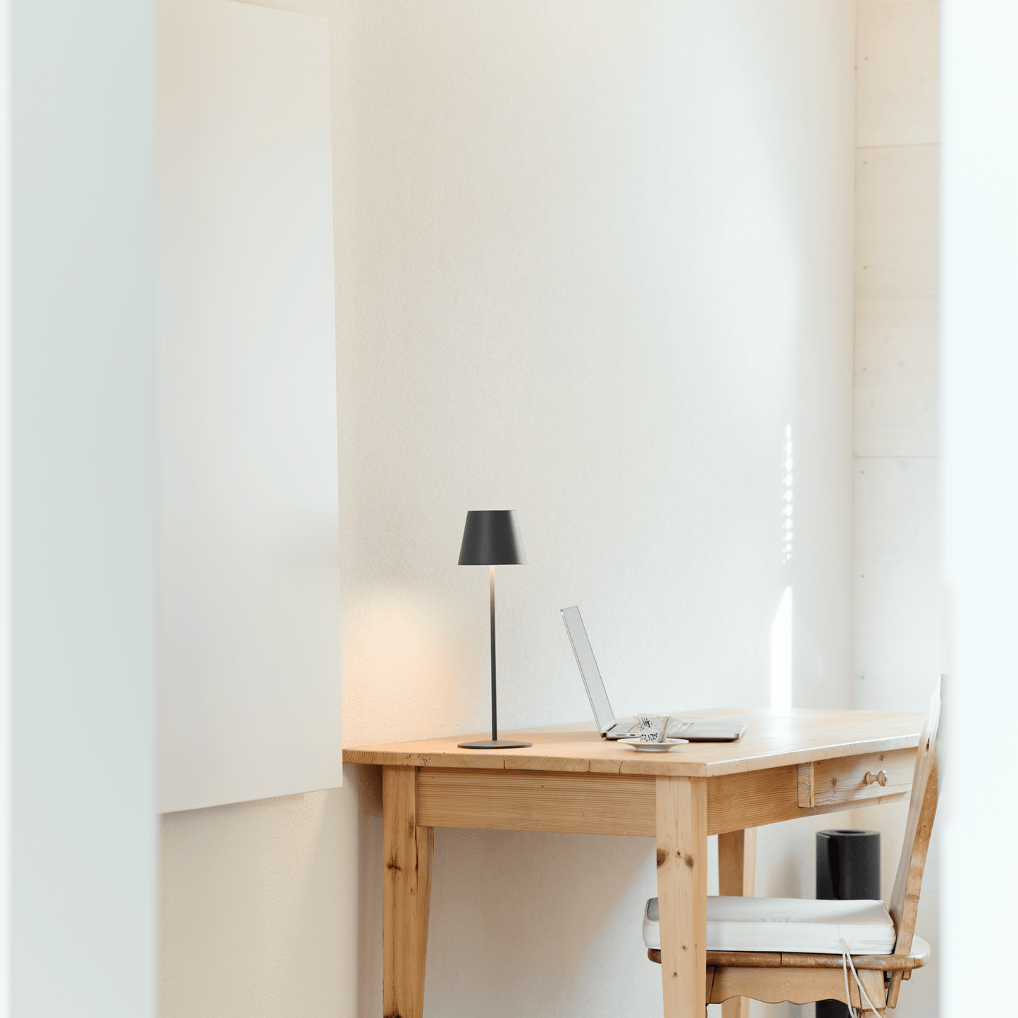 ecoheat Aura 750 bietet angenehme Infrarotwärme, modernes Design und einfache Montage – ideal für Wand oder Decke.