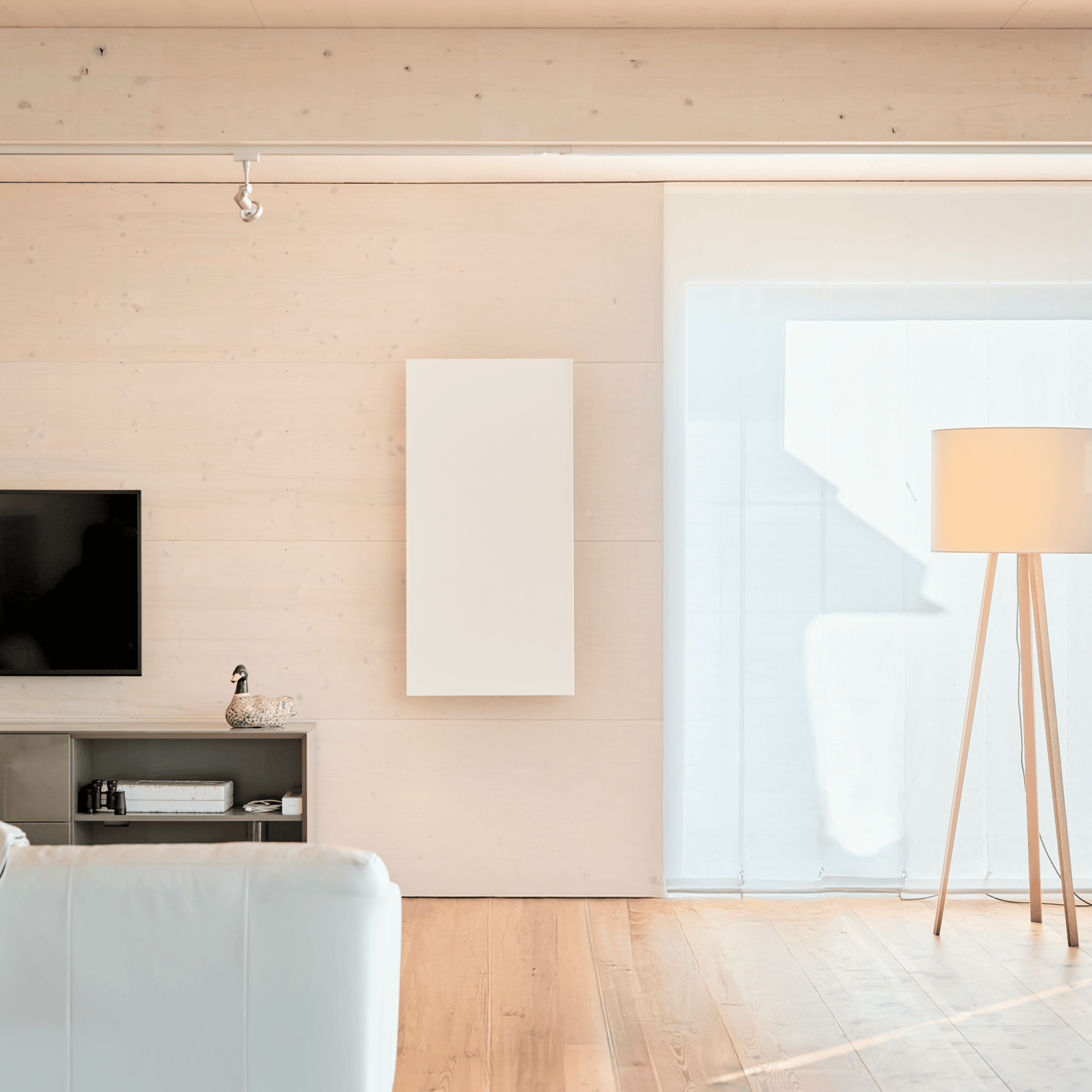 Made in Germany: ecoheat Aura 750 mit strukturierter Metallfläche sorgt für gezielte Wärme – flexibel montierbar und wartungsfrei.