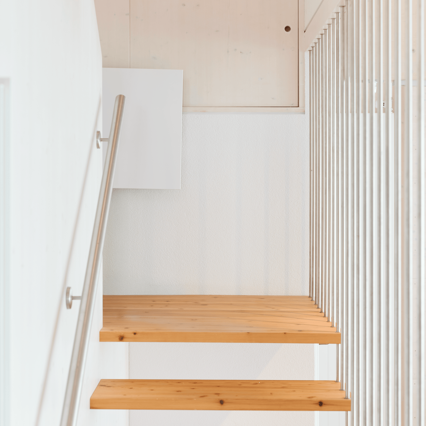 ecoheat Aura 750: Flache Infrarotheizung für Decke oder Wand. Metall mit Feinstruktur, langlebig, energiesparend und aus deutscher Produktion.