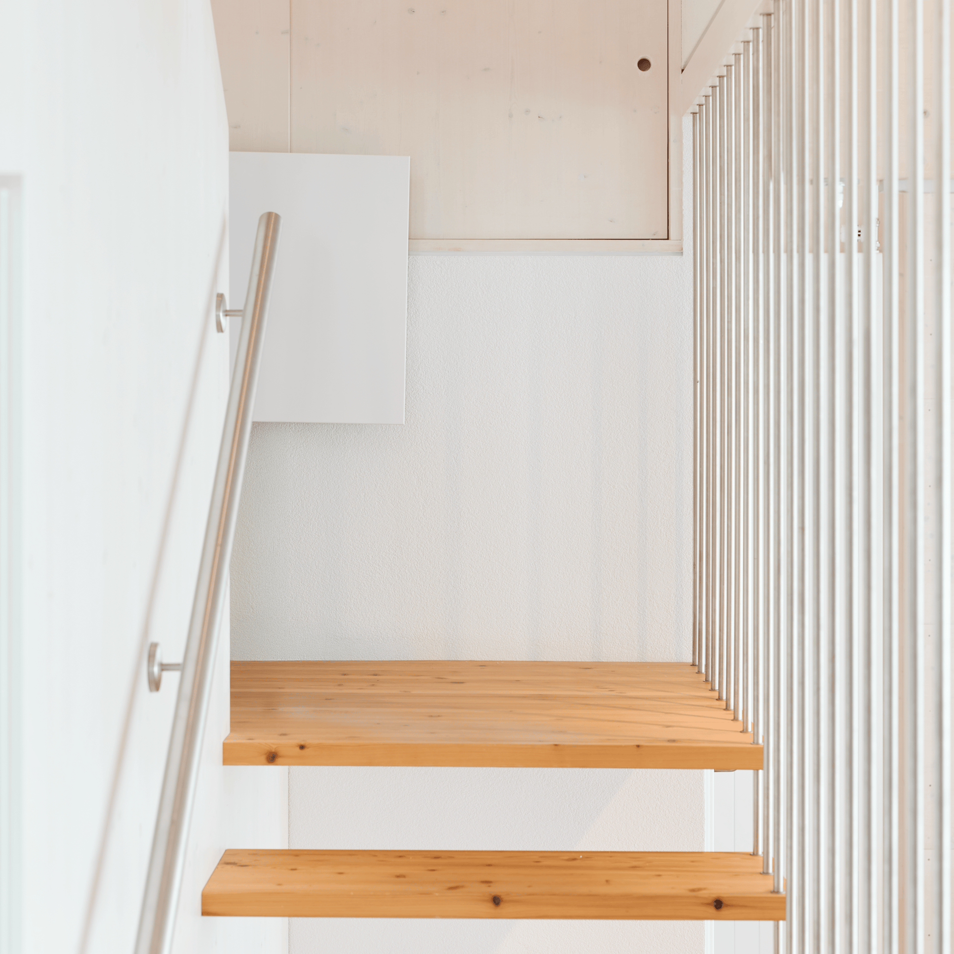 ecoheat Aura 750: Flache Infrarotheizung für Decke oder Wand. Metall mit Feinstruktur, langlebig, energiesparend und aus deutscher Produktion.