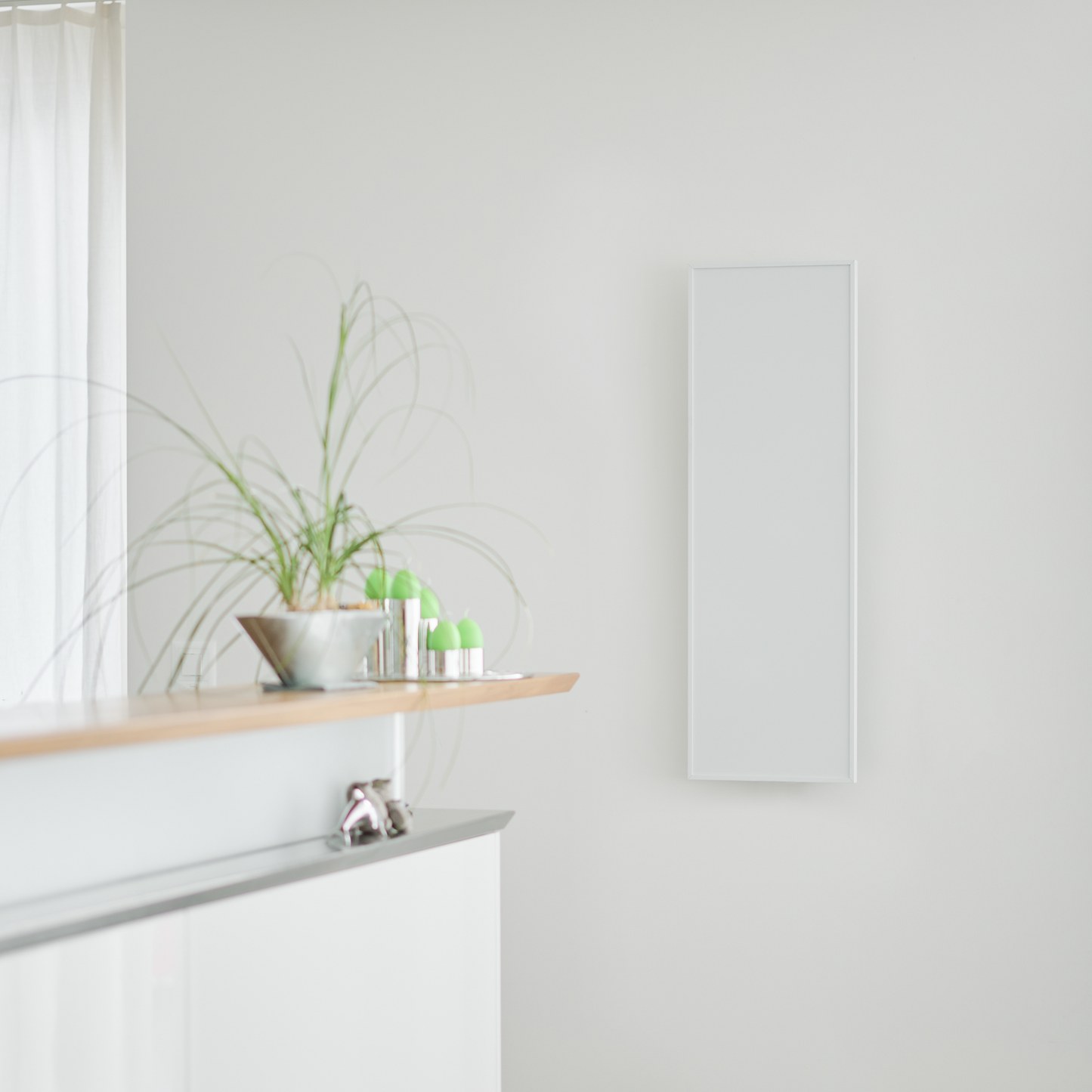 ecoheat Basic Infrarotheizung 300 Watt, 30 x 90 cm Wandheizung mit ultraflachem Design und Aluminium-Oberfläche.