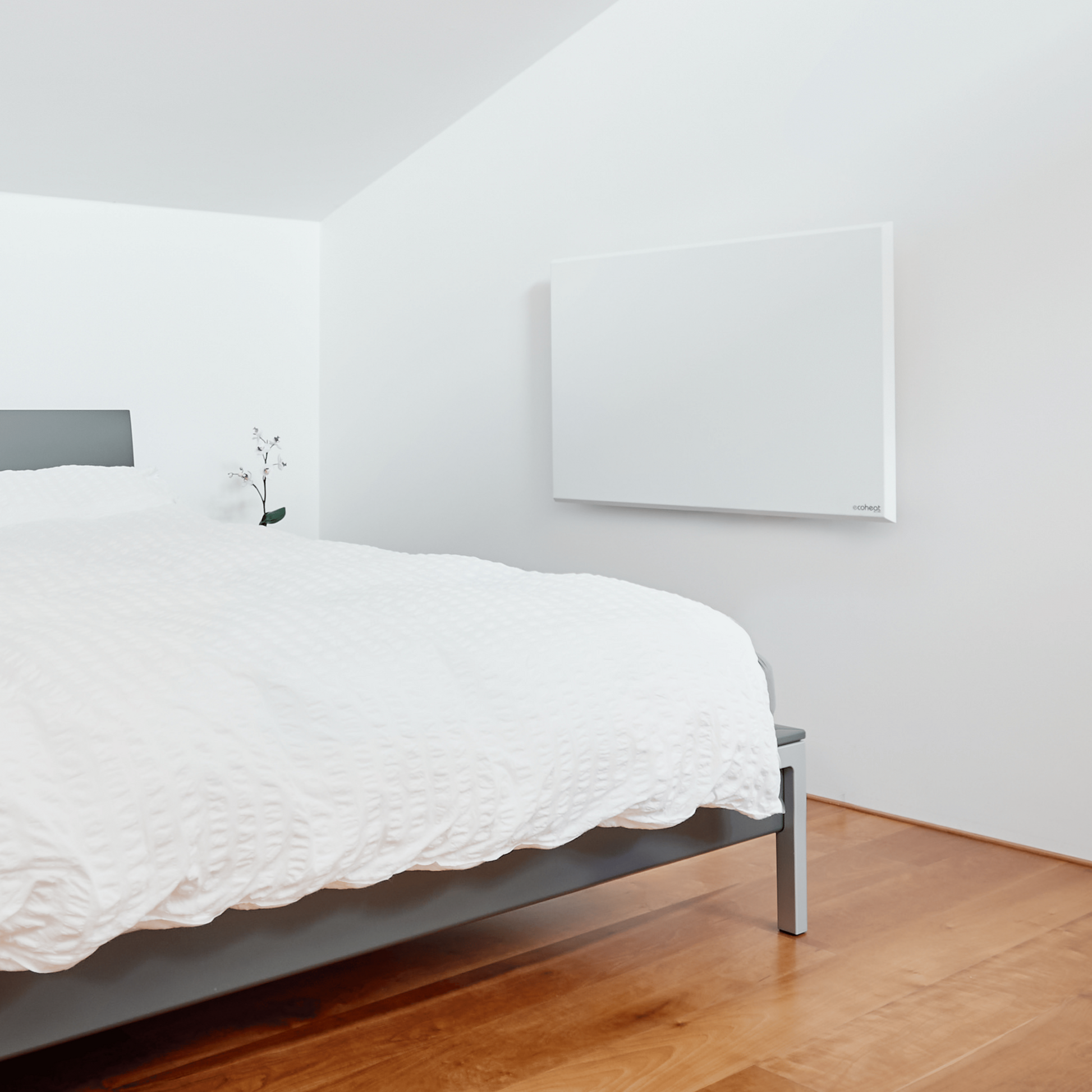 ecoheat Classic 450 Infrarot-Heizpanel mit Wandmontage und flachem Design.