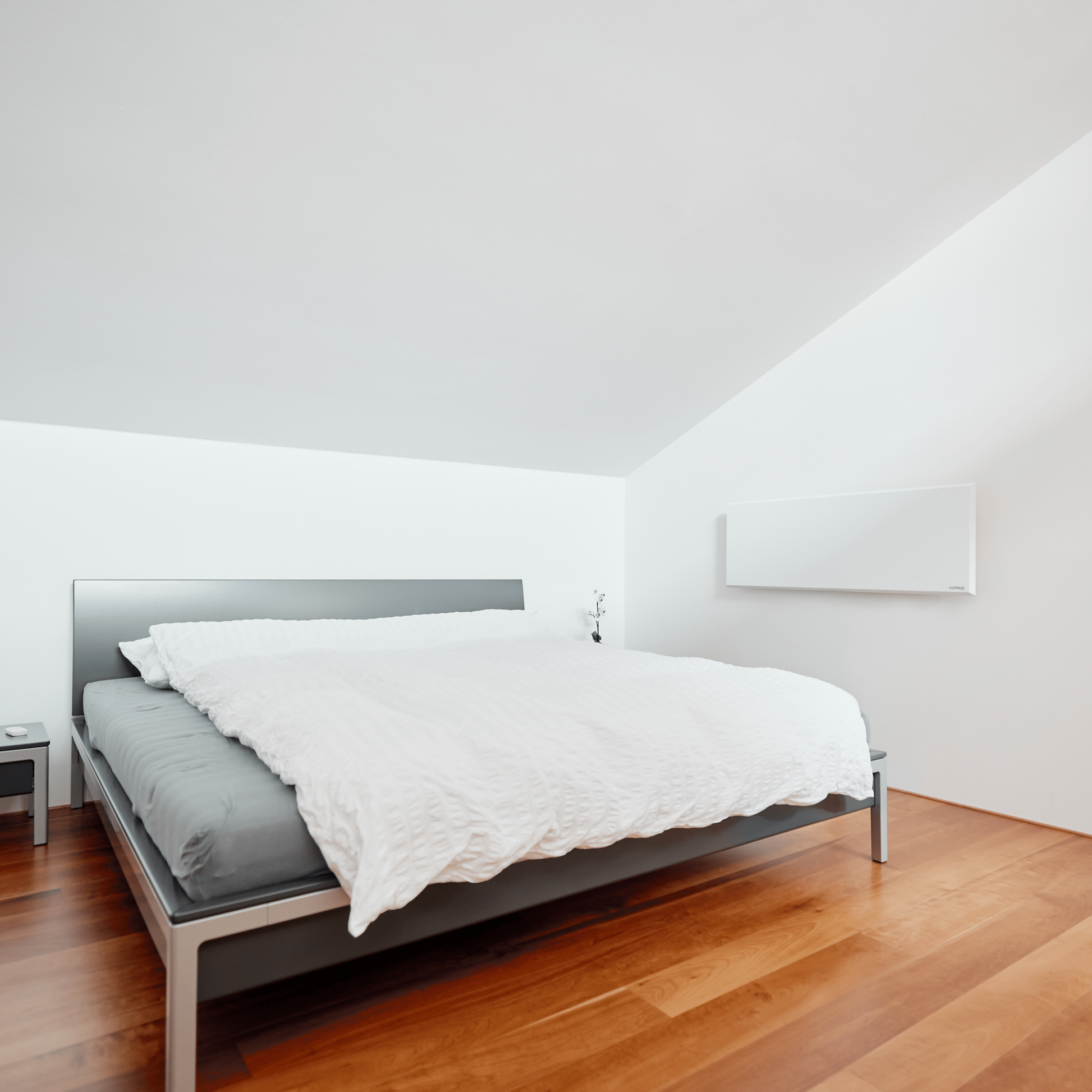 Ultra-flaches Infrarotpanel ecoheat Classic 550 für Wandmontage, 550 Watt Heizleistung, IP44 geschützt.