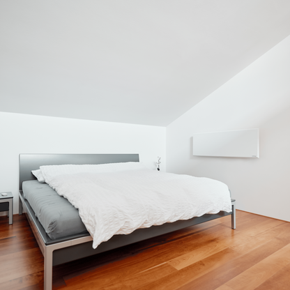 Ultra-flaches Infrarotpanel ecoheat Classic 550 für Wandmontage, 550 Watt Heizleistung, IP44 geschützt.