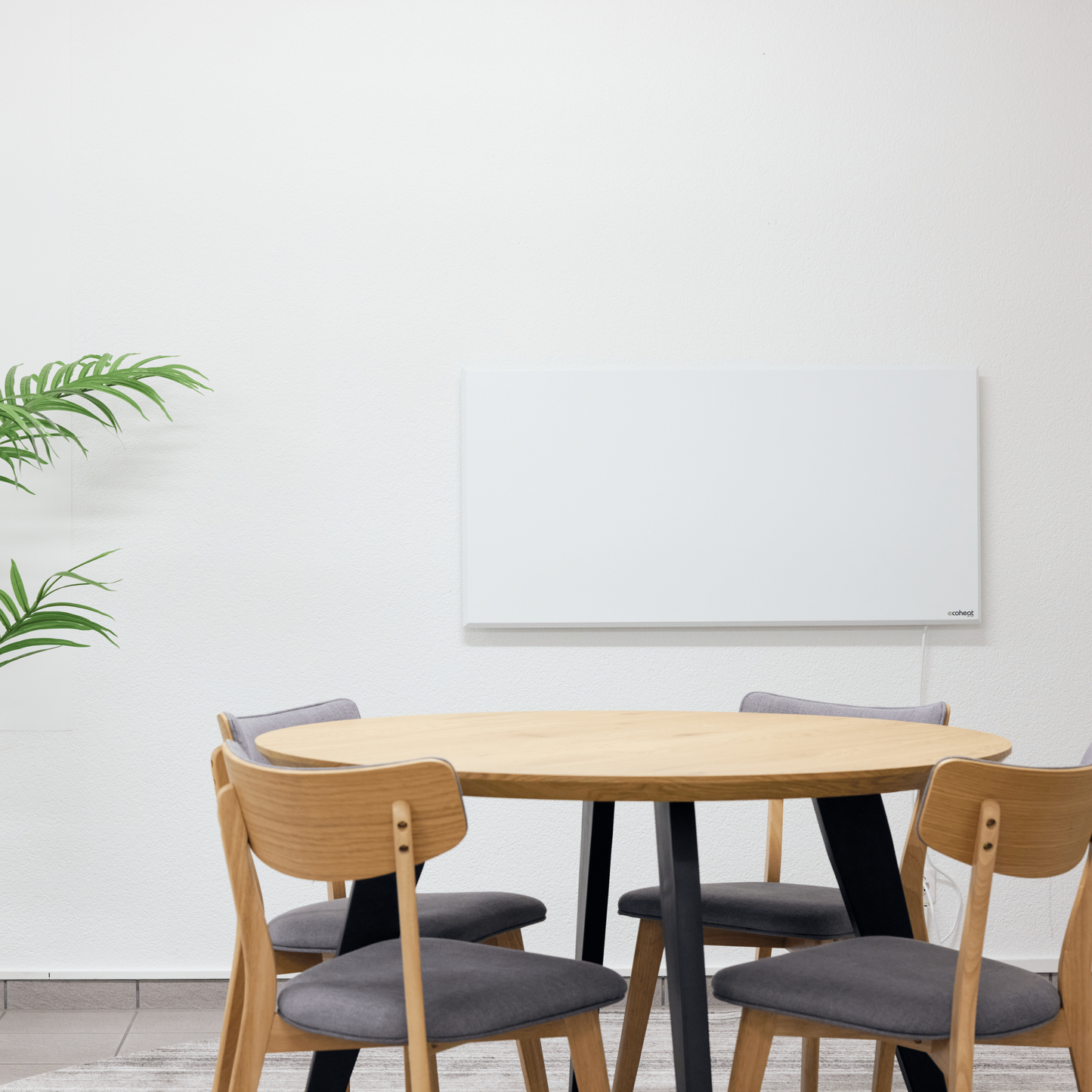 ecoheat Classic 700 Infrarotheizung an der Wand montiert, ultra-flaches Design, 700 Watt Heizleistung, IP44 Schutzklasse.