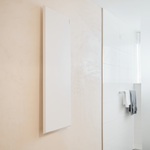 Umweltfreundliches Infrarotpanel ecoheat Classic-T 550 zur Wandmontage mit metallischer Oberfläche.