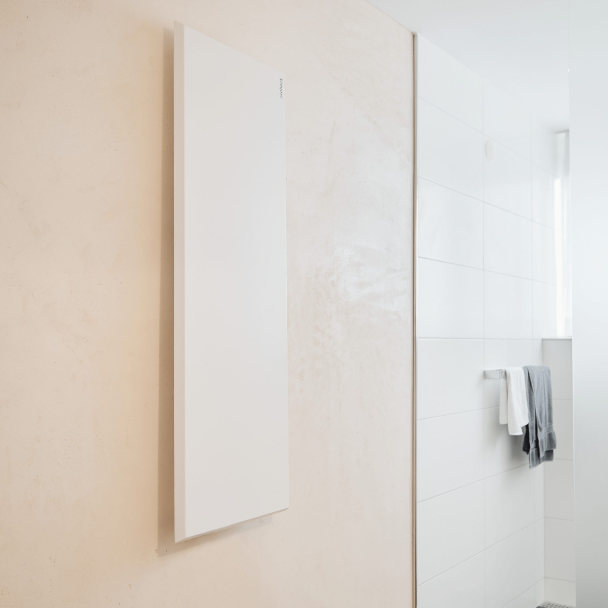 Umweltfreundliches Infrarotpanel ecoheat Classic-T 550 zur Wandmontage mit metallischer Oberfläche.