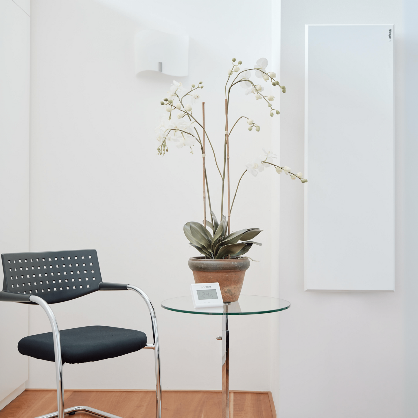 ecoheat Classic-T 550 Infrarot-Heizpaneel montiert an der Wand mit modernem Design und integrierter Funk-Technologie.