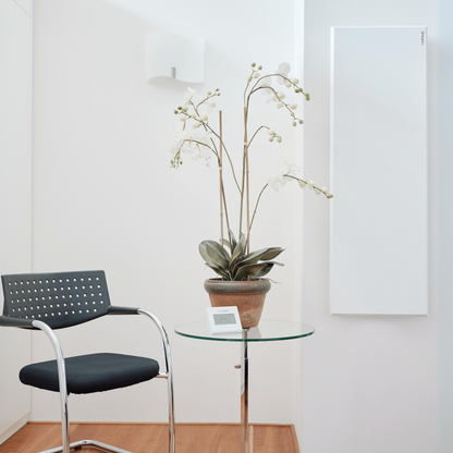 ecoheat Classic-T 550 Infrarot-Heizpaneel montiert an der Wand mit modernem Design und integrierter Funk-Technologie.