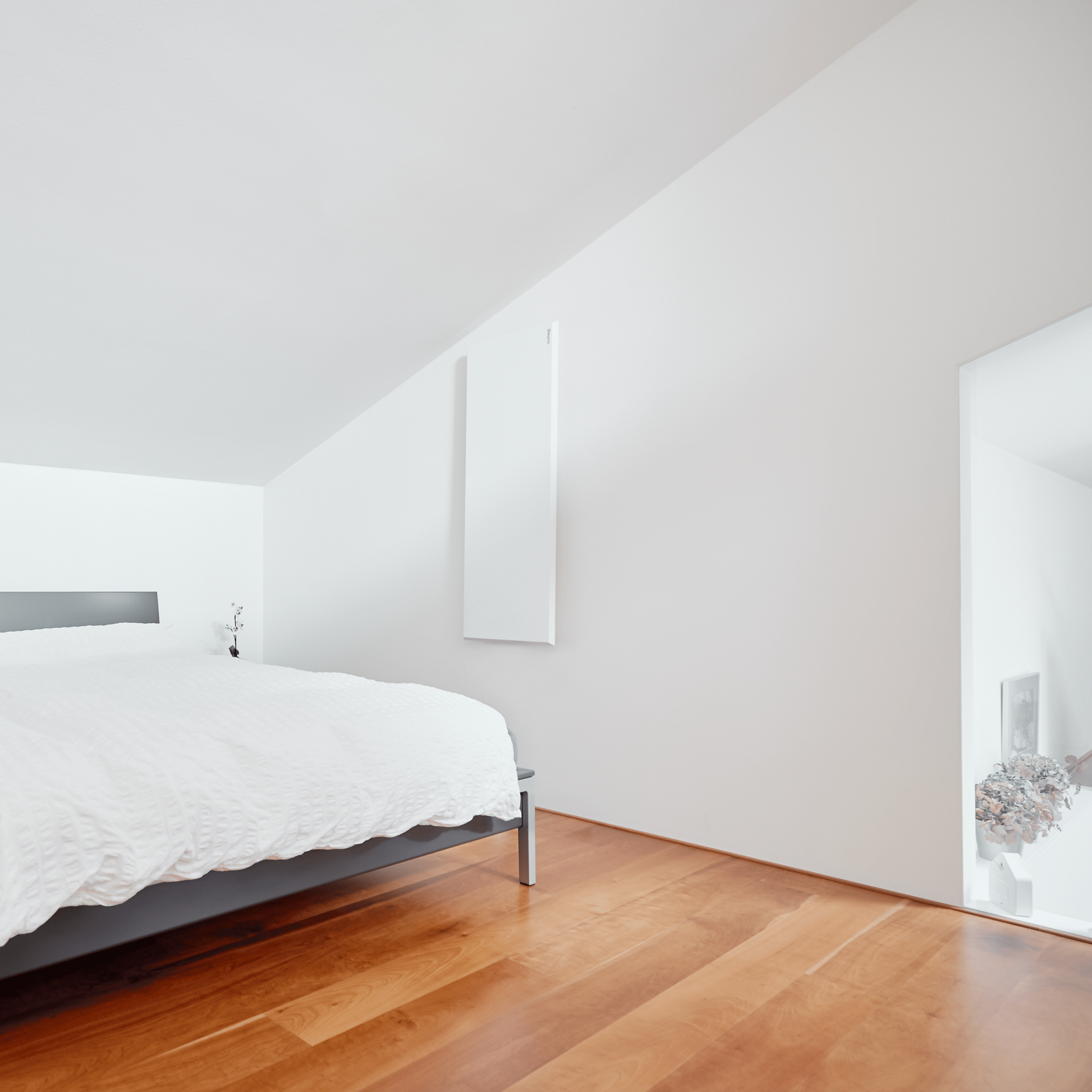 Infrarot-Heizpanel ecoheat Classic-T 550 in Wandmontage, ultra-flaches Design, Heizleistung 550 Watt, IP44 Schutz.