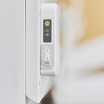 Infrarotheizung ecoheat Classic-T 700 wandmontiert mit integriertem Funk-Empfänger, Stahlgehäuse und ultra-flachem Design.