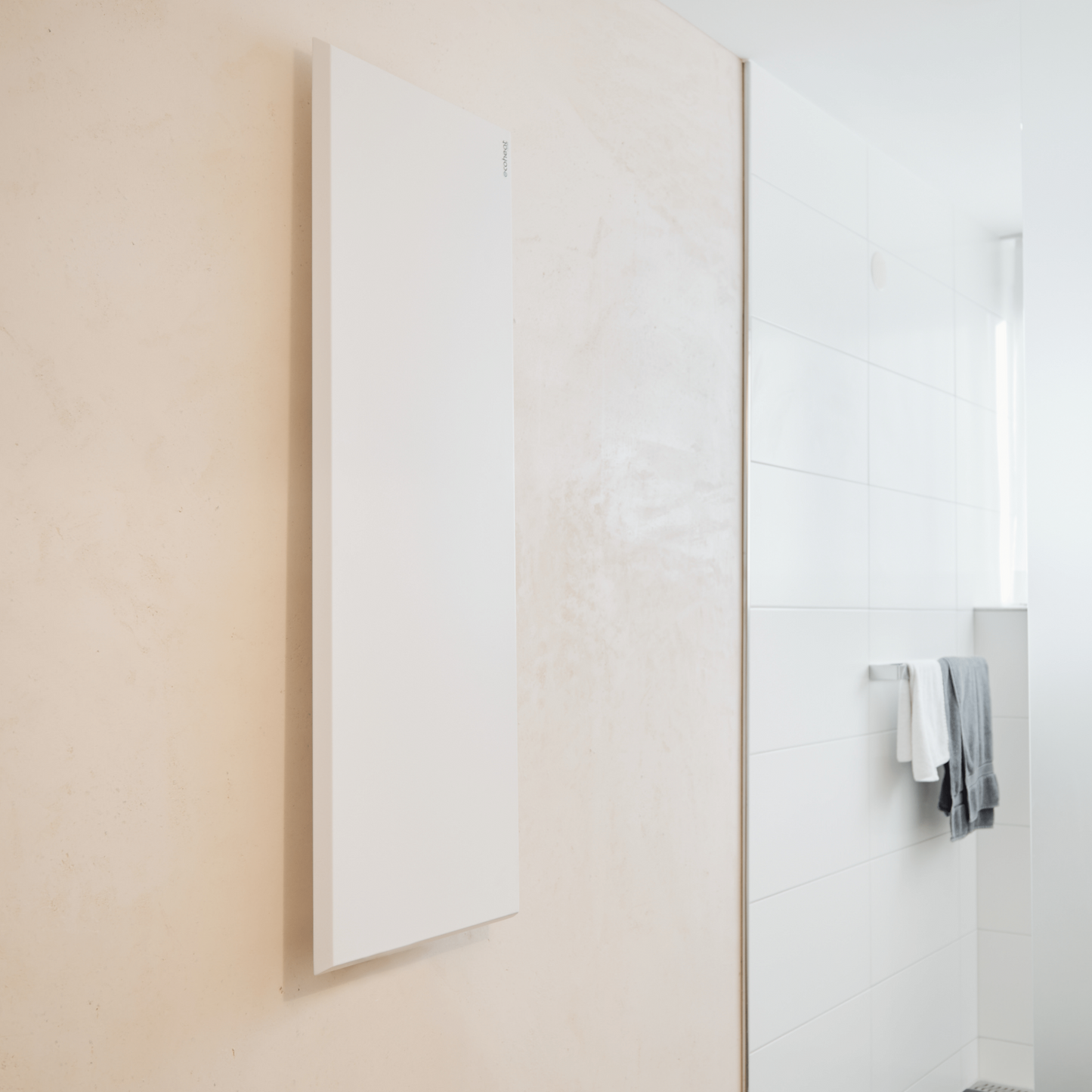 Ultra-flaches ecoheat Classic-T 900 Infrarotpanel zur Wandmontage mit 900 Watt Heizleistung.