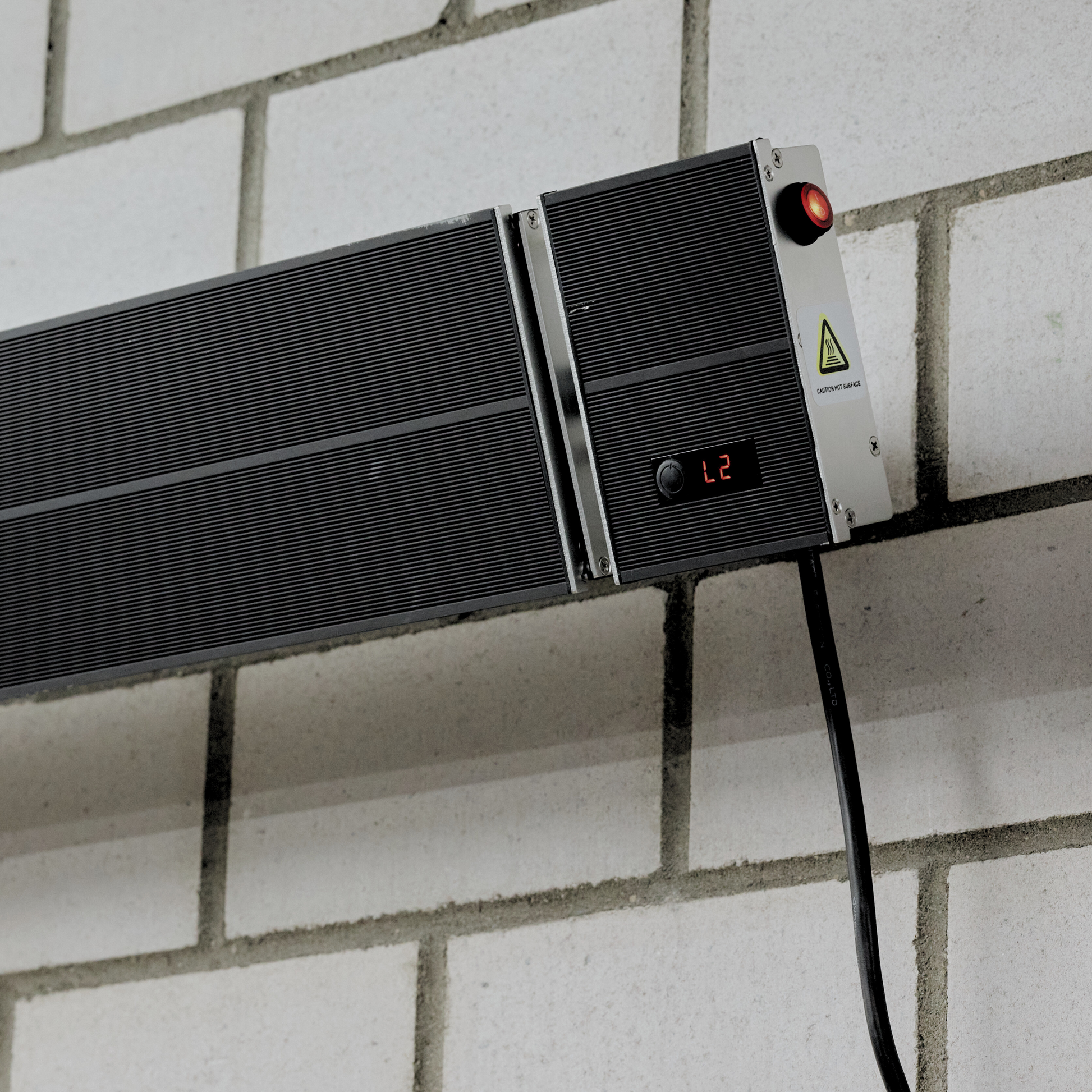 ecoheat HeatBAR comfort+ 1800 Watt Dunkelstrahler an der Wand mit Fernbedienung und Timer-Funktion.