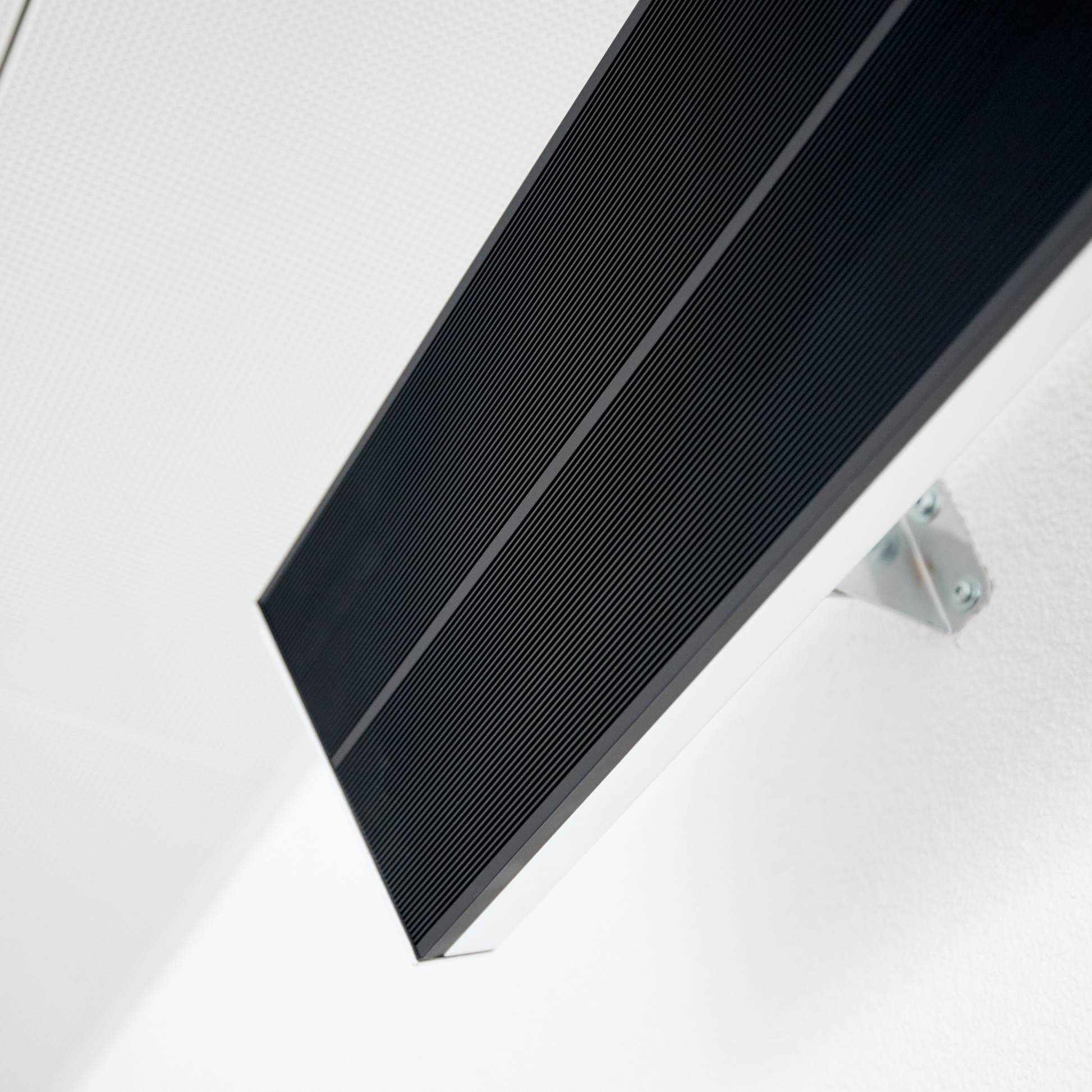 ecoheat HeatBAR comfort+ Infrarotheizung 1800 Watt montiert an der Wand, moderne Heiztechnologie für effiziente Wärme.