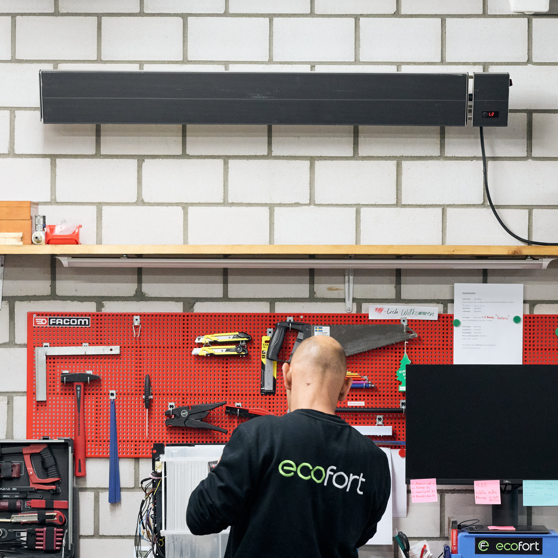 ecoheat HeatBAR comfort+ 2600 Watt Dunkelstrahler zur Wandmontage mit Fernbedienung und Timer.