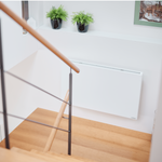 ecoheat Hybrid 600 Heizgerät an der Wand montiert, energiesparend mit 600 Watt Leistung.