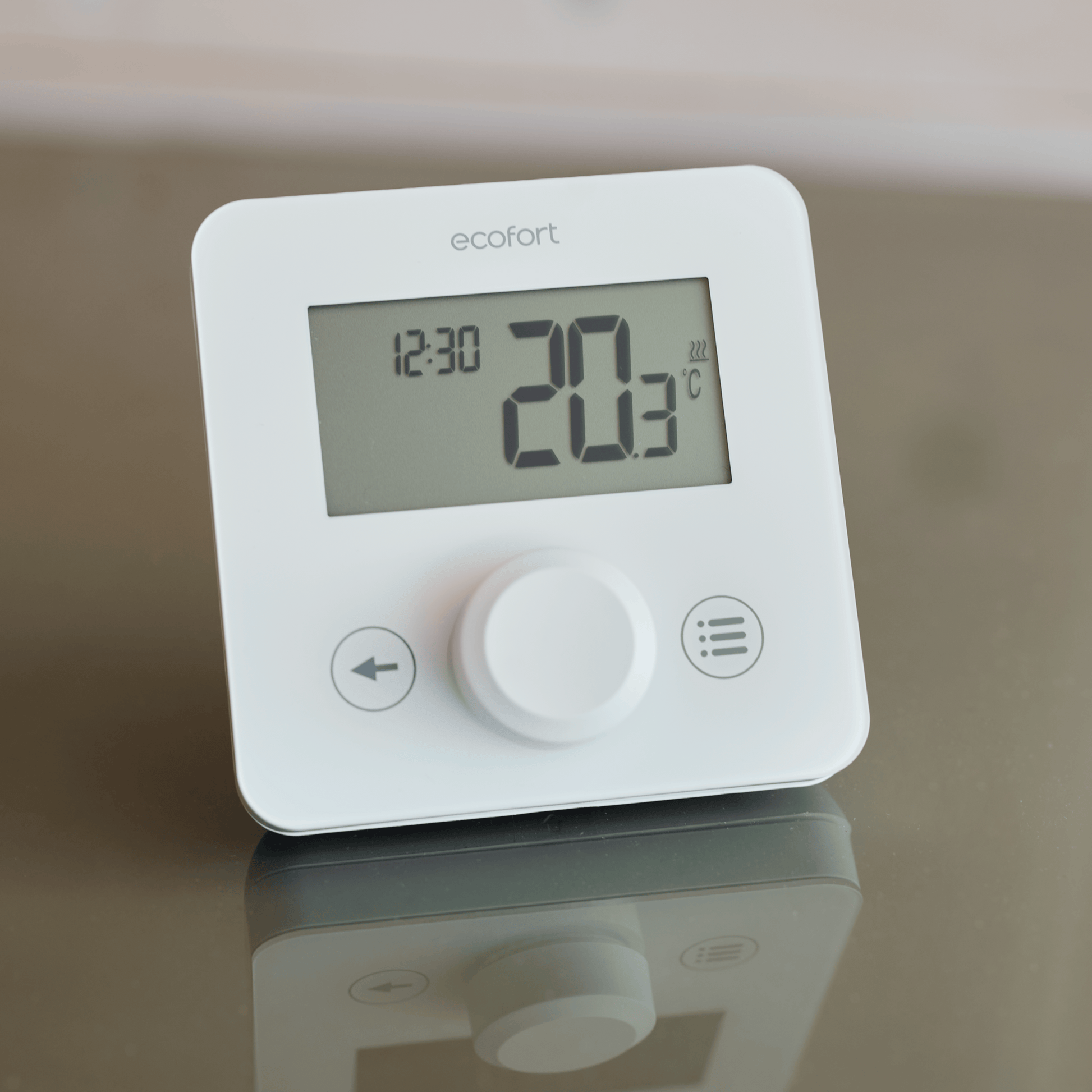 Steuerung für Anspruchsvolle: ecoheat Sensus Thermostat regelt ecoheat Aura und Vitrea Heizpaneele effizient, präzise und kabellos.