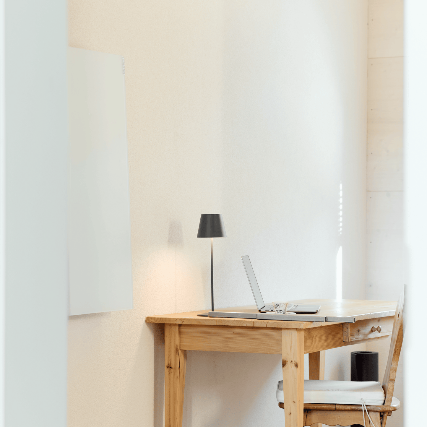 ecoheat Vitrea 360: Glasheizung in fein satiniertem Design, TÜV-geprüft & in Deutschland gefertigt – eleganter Wärmespender für jedes Raumkonzept.