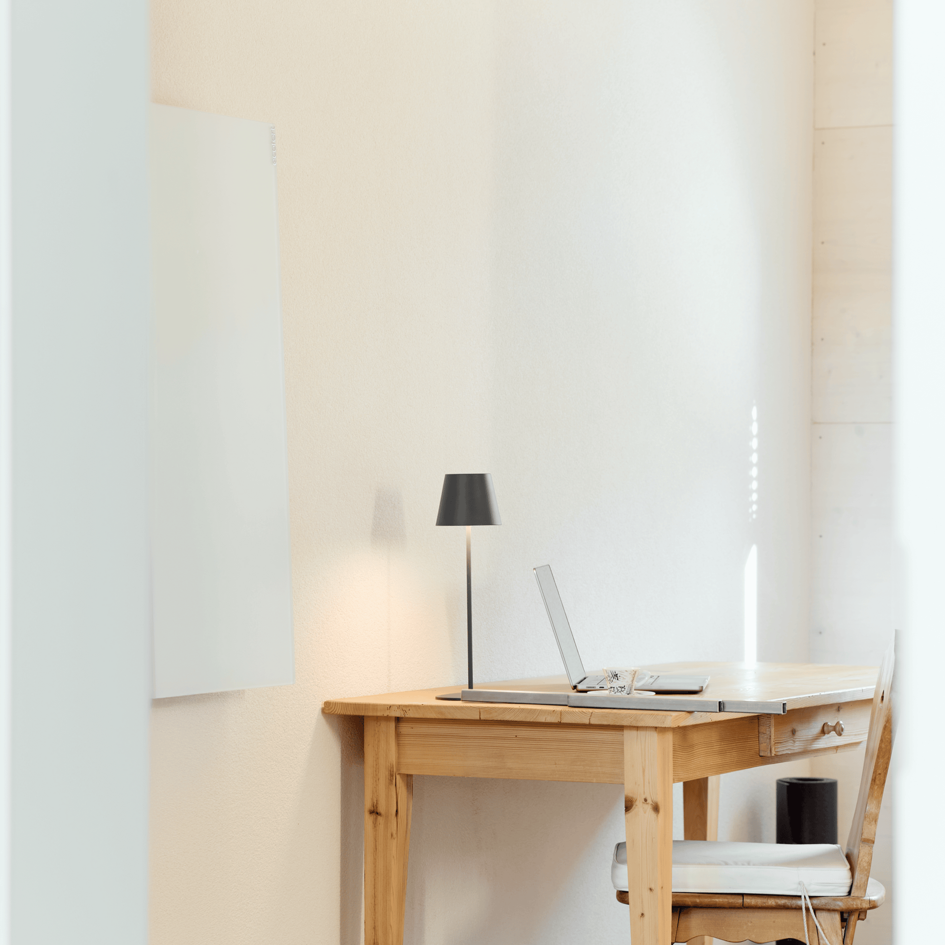 ecoheat Vitrea 360: Glasheizung in fein satiniertem Design, TÜV-geprüft & in Deutschland gefertigt – eleganter Wärmespender für jedes Raumkonzept.