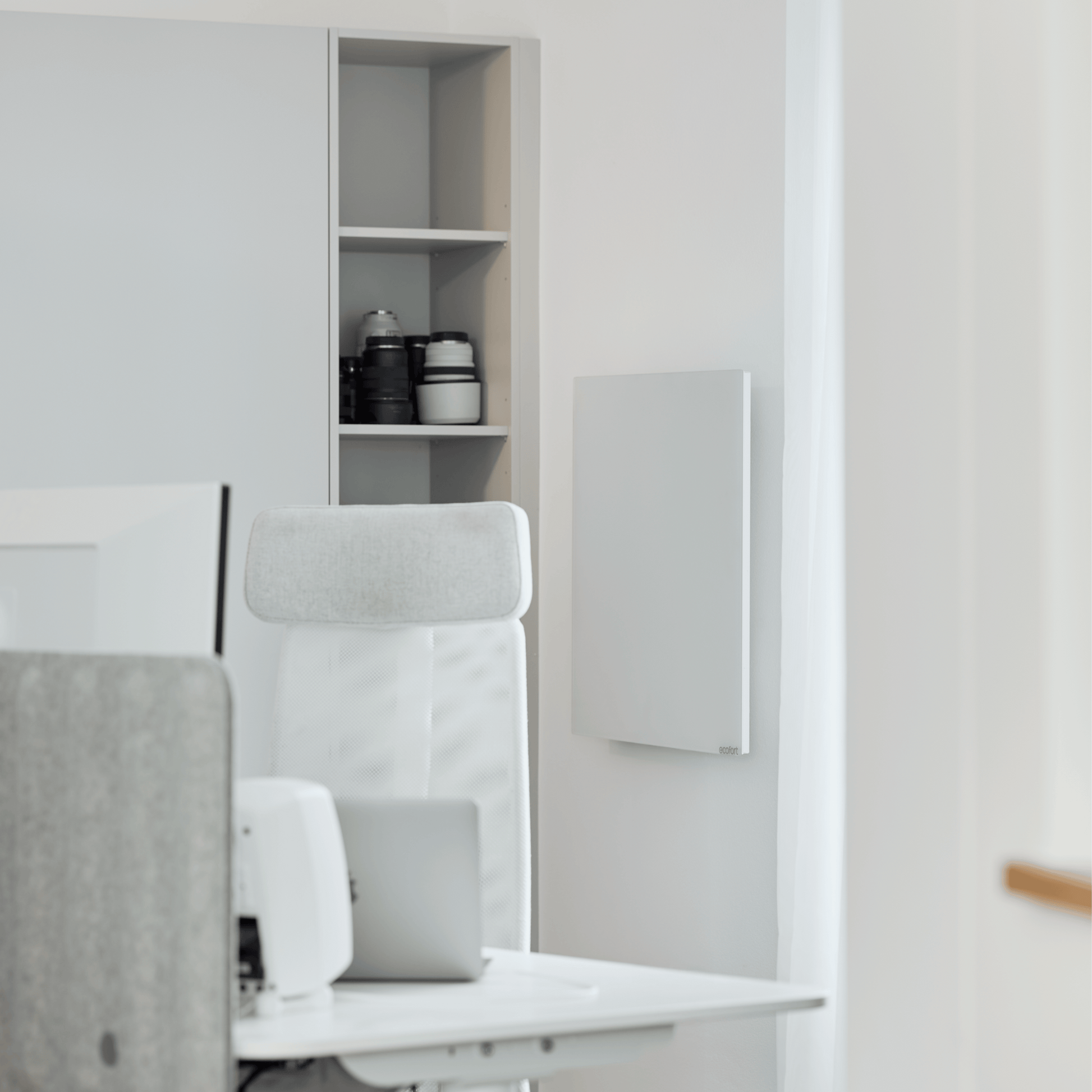 ecoheat Vitrea 370: Die elegante Glasheizung für kleine Räume. Satiniertes Sicherheitsglas, deutsche Qualität und flexible Montage – perfekt für stilvolle Wärme.