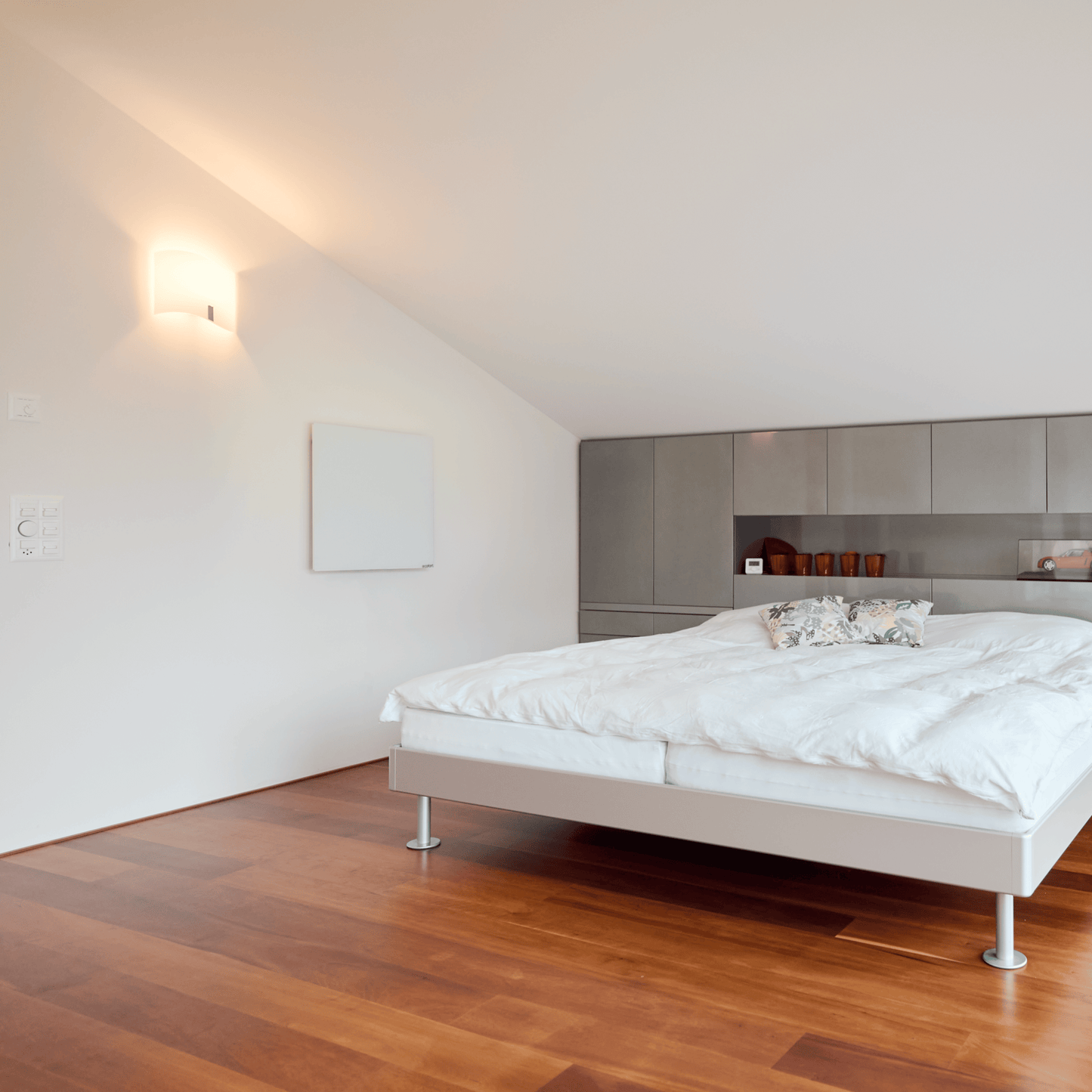 Vitrea 370: Infrarotheizung aus Glas mit fein matter Oberfläche. Leise, effizient, Made in Germany und einfach an Wand oder Decke montierbar.