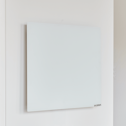 Sicher, schlank, schön: ecoheat Vitrea 370 mit Glasoberfläche und flexibler Montage – deutsche Qualität für stilvolle Wärme.