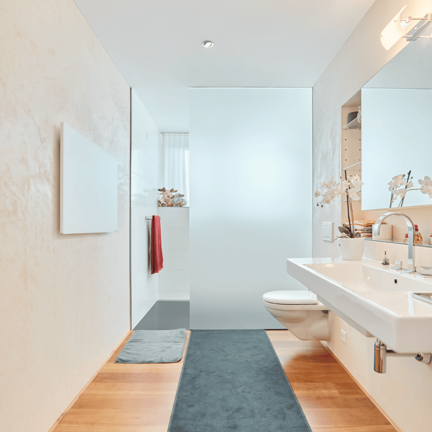 Stilvoll heizen mit der ecoheat Vitrea 580: Infrarotwärme durch Glasfläche, integrierter Funkempfänger – elegant, sparsam und leistungsstark.