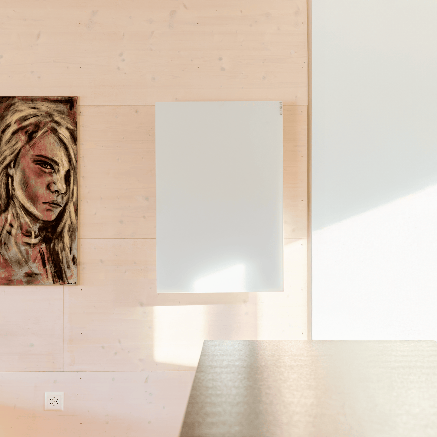 Glasheizung mit Stil: ecoheat Vitrea 580 bietet wohltuende Infrarotwärme, integrierten Funk-Empfänger und modernes Design für elegante Wohnräume.