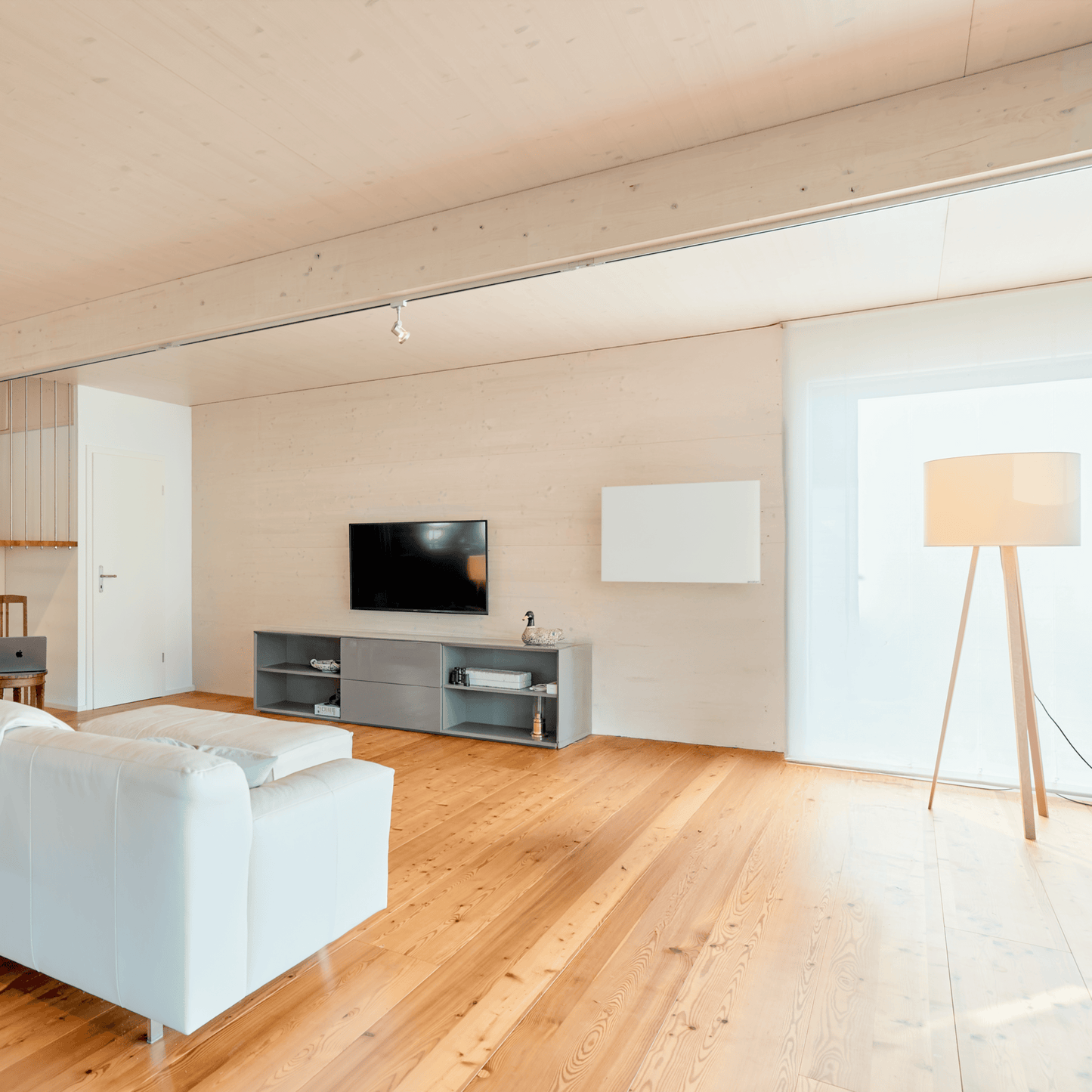 Die ecoheat Vitrea 780 kombiniert modernes Glasdesign mit kraftvoller Infrarotwärme und Funkkomfort – für elegantes und gesundes Raumklima.