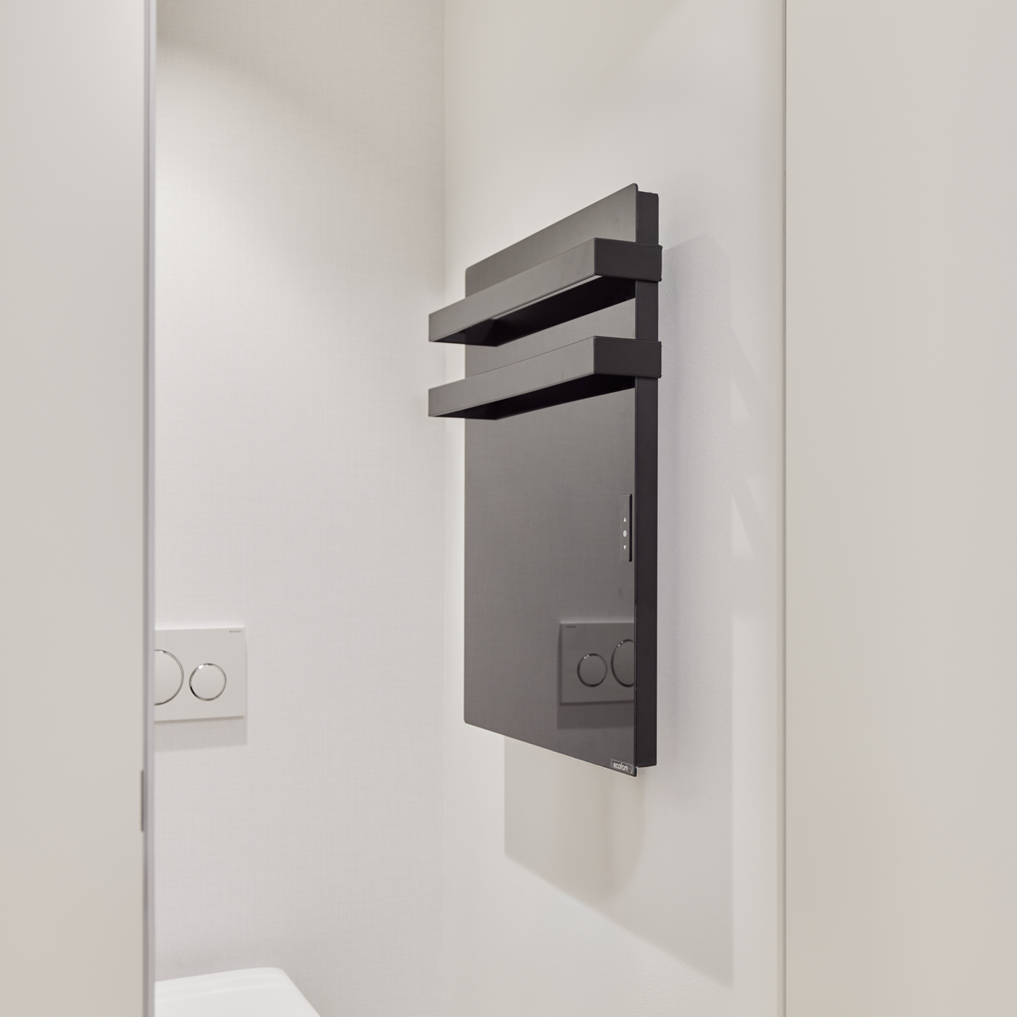 ecoQ Bagno 700+ Schwarz: Design-Infrarotheizung für Bad & Gäste-WC. Schnelle Wärme, trockene Handtücher & smarte Steuerung per App oder Bedienfeld.