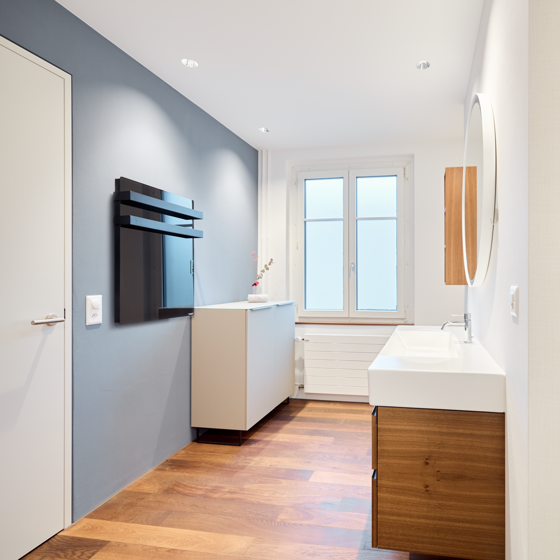 Schnelle Wohlfühlwärme im Bad: ecoQ Bagno 700+ mit Handtuchhalter, Funkempfänger & moderner App-Steuerung – effizient & platzsparend.