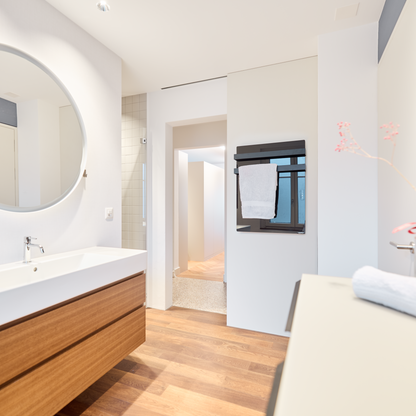 ecoQ Bagno 700+ Schwarz: Kombiniert Handtuchwärmer mit effizienter Infrarot-Heizung – smart gesteuert, schnell warm, elegant designt.