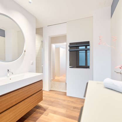 Für Komfort im Bad: ecoQ Bagno 700+ heizt leise und gezielt, trocknet Handtücher und lässt sich smart steuern – in edlem Schwarz.